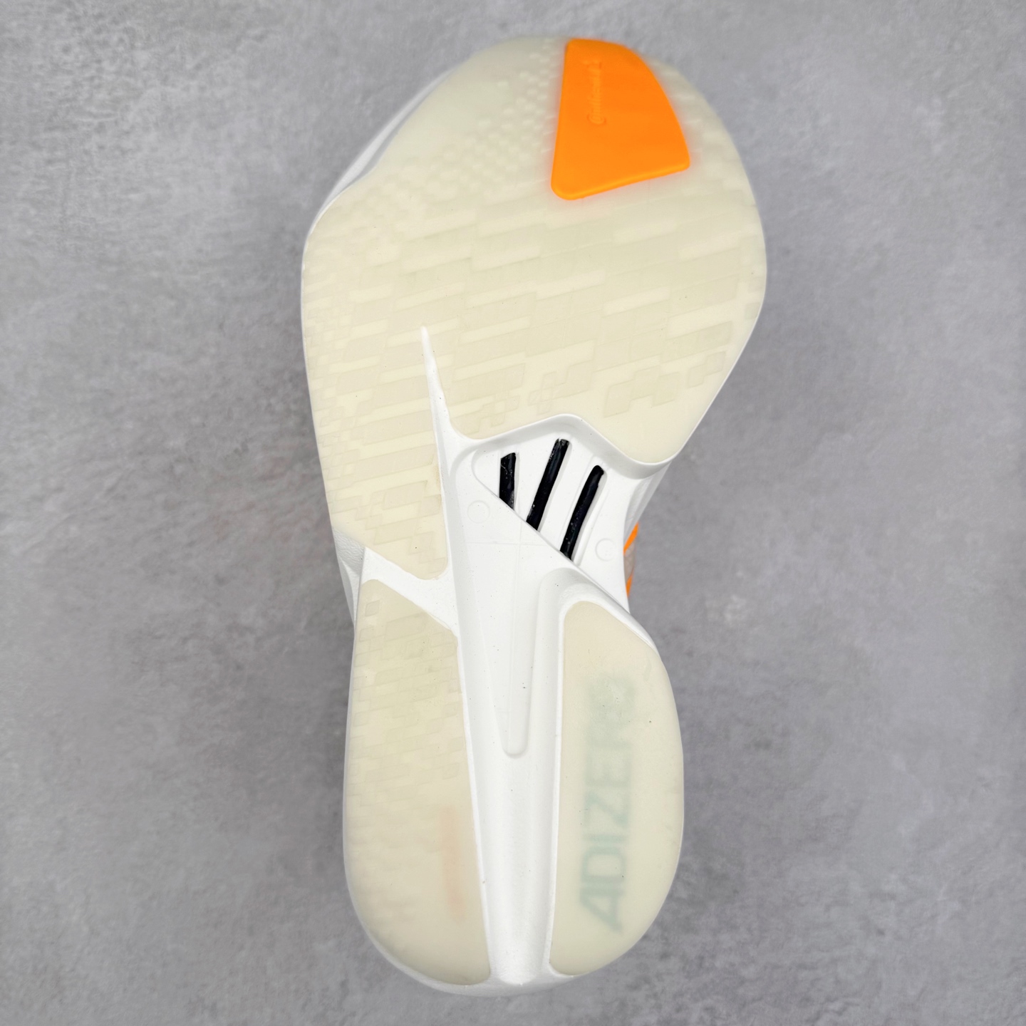 图片[9]-AD Adizero Adios Pro 4 马拉松竞速专业跑鞋 JR1241 CELERMESH针织网面非常轻薄 纤维间的缝隙很大 可以保证跑步时的透气、排汗效果 鞋舌直接与两侧的内衬和鞋底连接在一起 在跑步过程中不会被鞋舌的左右移动所困扰 在标准鞋带孔的基础上再拓宽一组鞋带孔 适合不同脚型的需求 突破性 EnergyRods 技术，有助于跑者实现更好的成绩 中底独特的LIGHTSTRIKE PRO泡棉材质 微弹感觉在跑步过程中给予了良好的支撑体验 对于顶级精英和高水平进阶跑者来说 ADIOS PRO是一双值得信赖的竞速比赛用鞋 尺码：36 36.5 37.5 38 38.5 39 40 40.5 41 42 42.5 43 44 44.5 45-选品中心