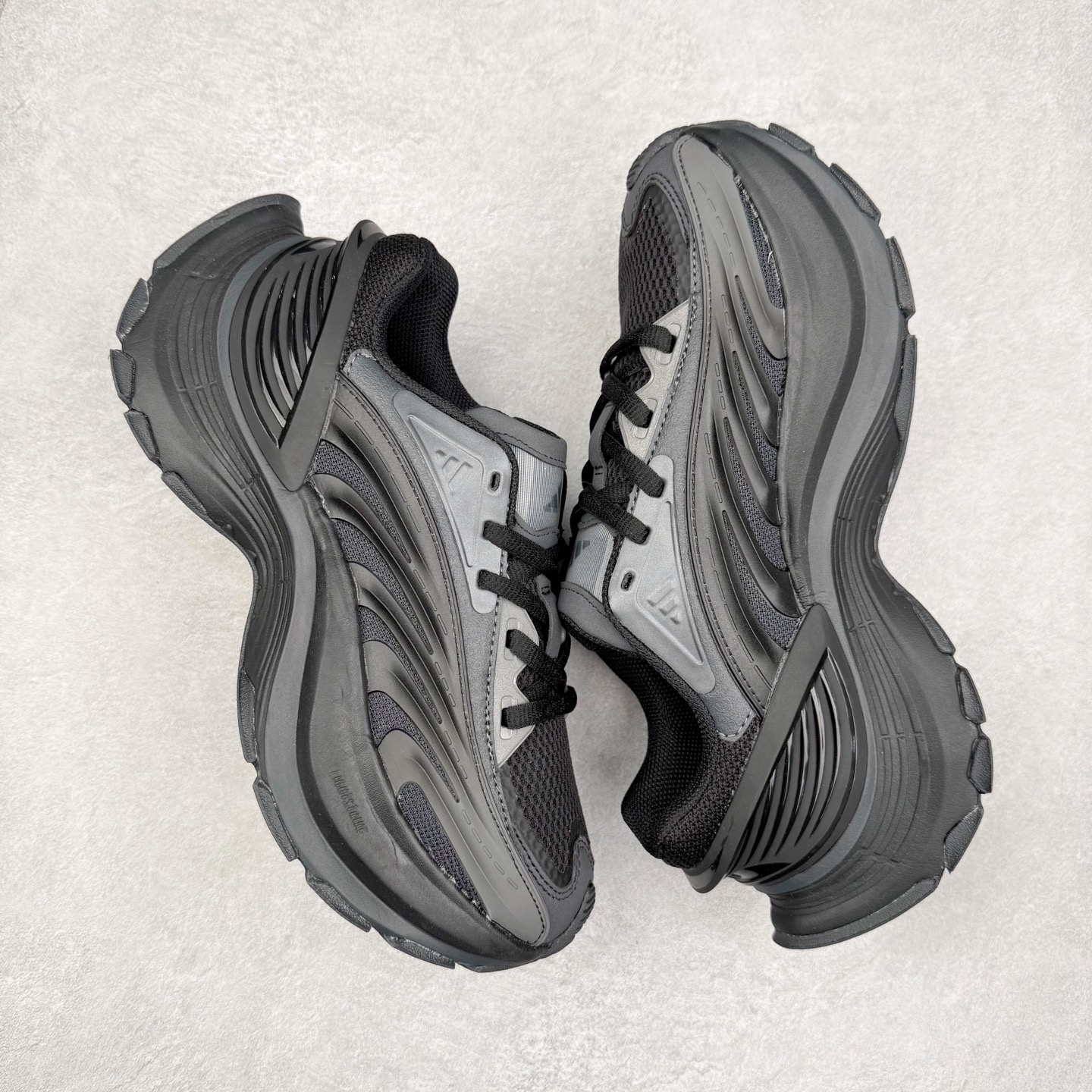 图片[3]-AD XLG MTW系列 舒适百搭防滑耐磨低帮跑步鞋老爹鞋 JR5383 鞋面采用贯穿式银条 完整的线条流畅度带来充分的视觉享受 鞋舌若隐若现的LOGO充满神秘感 夸张的鞋后跟幅度设计 线条感延伸至后跟标志三条杆彰显adidas调性 中底采用LIGHT STRIKE科技 在满足穿搭属性的同时提供舒适的脚感 完整的流线型设计语言 从鞋面贯穿到鞋底以及鞋花纹路 颜值与实力兼具 秀场与日常皆融 未来已来 让我们继续期待 实拍调校N版已经零色差零失真 百分百还原实物色彩所见即所得 不存在货不对板色差等低级问题 选购参考实物拍摄 不混卖不参货 只用心做好货严格选品 承诺混一赔十 尺码：36 36.5 37.5 38 38.5 39 40 40.5 41 42 42.5 43 44 44.5 45-选品中心