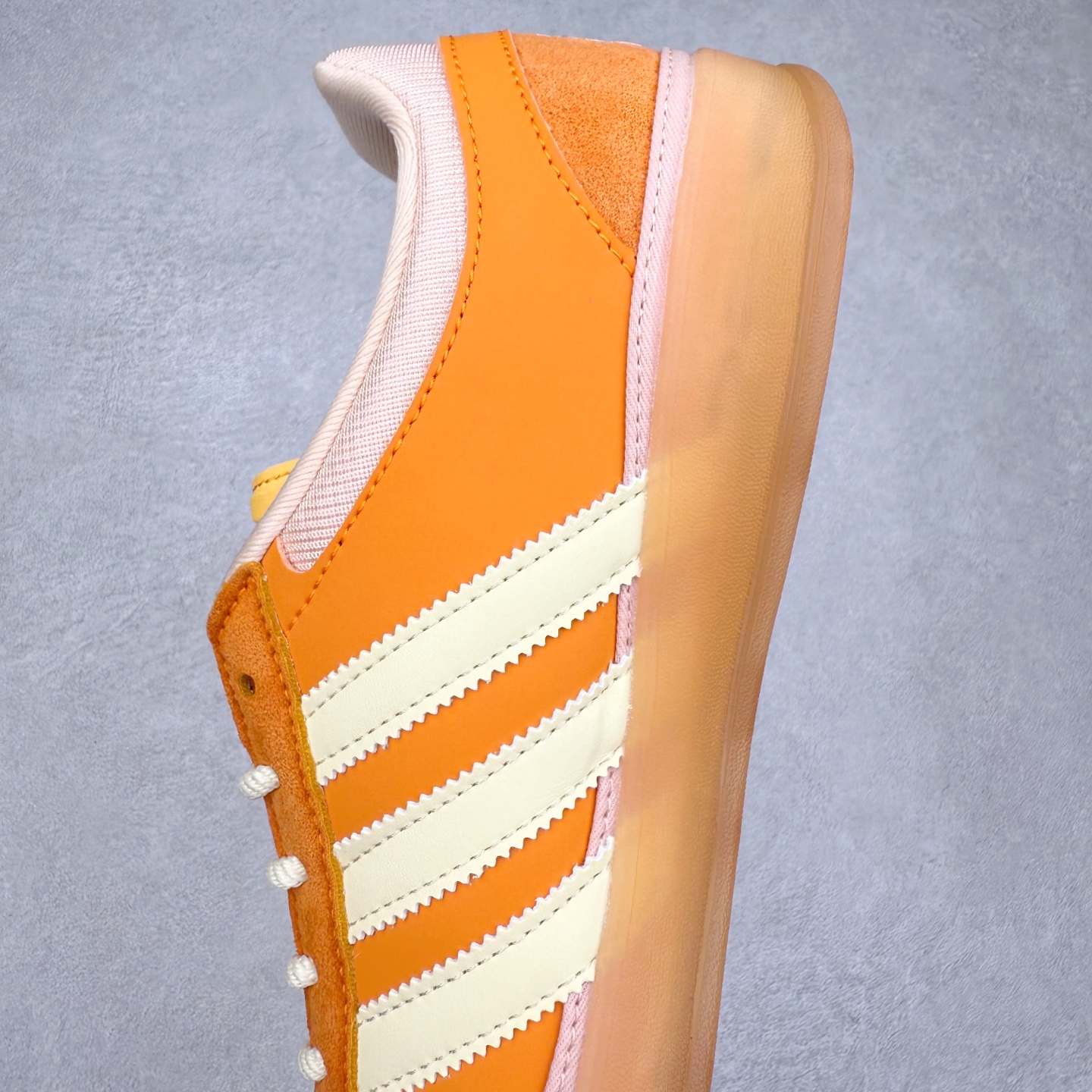 图片[7]-＃TG Bad Bunny x AD Gazelle Indoor Trainers 坏痞兔联名羚羊内训系列低帮复古百搭休闲运动德训风板鞋 JS5050 Bad Bunny本人在杂志拍摄时率先上脚带一波节奏，emm，手上拿的杂志封面还是Kylie，看来前女友和布克重新约会，这位哥也还是没放下啊…回到鞋款本身，整体选择了简约的黑白皮革搭配浅灰色长绒麂皮材质，最后以半透明生胶大底收尾，质感在线。不同于以往联名的调色盘操作，Bad Bunny对Gazelle indoor进行了加宽加厚处理，以及鞋头变形的设计，带来全新的歪头面包鞋型Gazelle。此外，鞋款标签直接呈现在后跟处，鞋侧adidas标识下方还加入了\\\”benito\\\”字样，辨识度拉满。尺码：35 36 36⅔ 37⅓ 38 38⅔ 39⅓ 40 40⅔ 41⅓ 42 42⅔ 43⅓ 44 44⅔ 45-选品中心