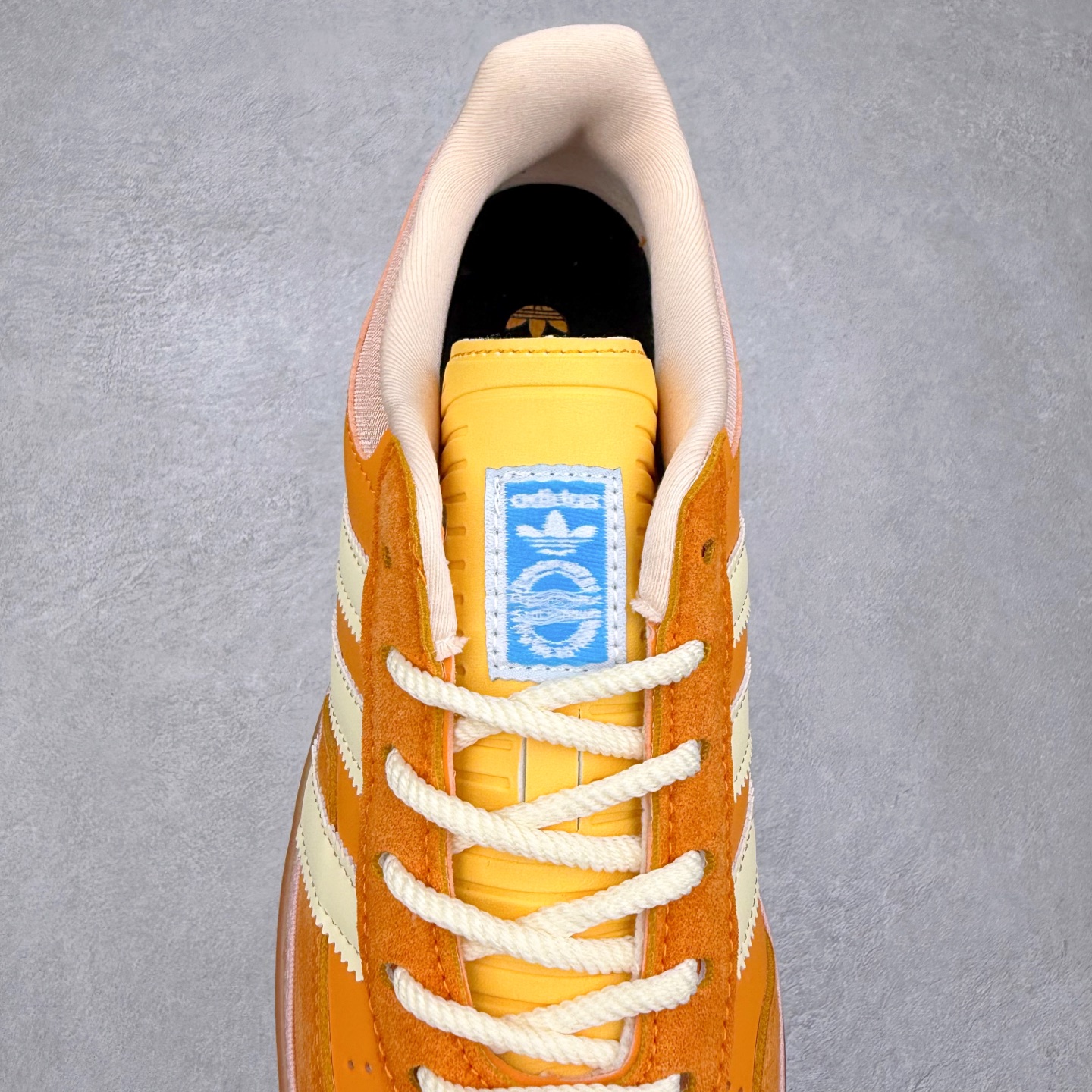 图片[5]-＃TG Bad Bunny x AD Gazelle Indoor Trainers 坏痞兔联名羚羊内训系列低帮复古百搭休闲运动德训风板鞋 JS5050 Bad Bunny本人在杂志拍摄时率先上脚带一波节奏，emm，手上拿的杂志封面还是Kylie，看来前女友和布克重新约会，这位哥也还是没放下啊…回到鞋款本身，整体选择了简约的黑白皮革搭配浅灰色长绒麂皮材质，最后以半透明生胶大底收尾，质感在线。不同于以往联名的调色盘操作，Bad Bunny对Gazelle indoor进行了加宽加厚处理，以及鞋头变形的设计，带来全新的歪头面包鞋型Gazelle。此外，鞋款标签直接呈现在后跟处，鞋侧adidas标识下方还加入了\\\”benito\\\”字样，辨识度拉满。尺码：35 36 36⅔ 37⅓ 38 38⅔ 39⅓ 40 40⅔ 41⅓ 42 42⅔ 43⅓ 44 44⅔ 45-选品中心