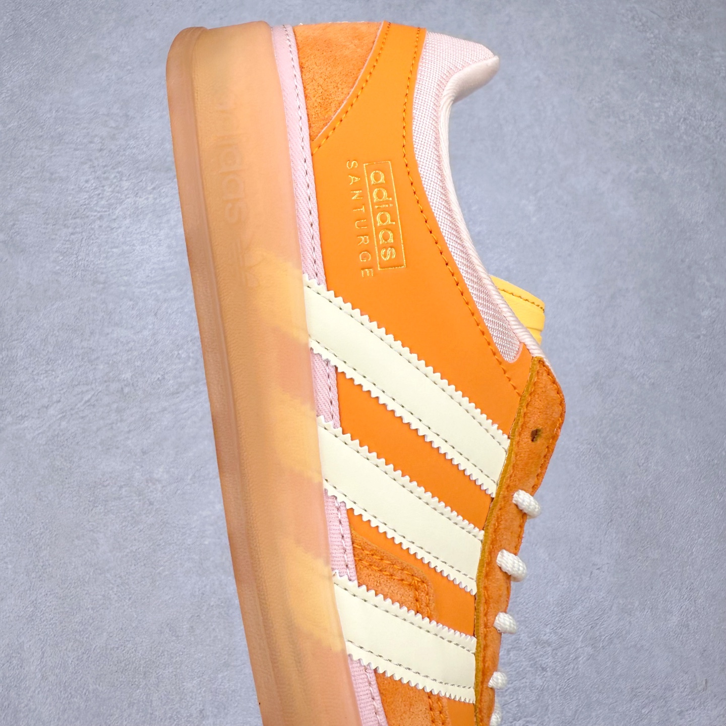 图片[6]-＃TG Bad Bunny x AD Gazelle Indoor Trainers 坏痞兔联名羚羊内训系列低帮复古百搭休闲运动德训风板鞋 JS5050 Bad Bunny本人在杂志拍摄时率先上脚带一波节奏，emm，手上拿的杂志封面还是Kylie，看来前女友和布克重新约会，这位哥也还是没放下啊…回到鞋款本身，整体选择了简约的黑白皮革搭配浅灰色长绒麂皮材质，最后以半透明生胶大底收尾，质感在线。不同于以往联名的调色盘操作，Bad Bunny对Gazelle indoor进行了加宽加厚处理，以及鞋头变形的设计，带来全新的歪头面包鞋型Gazelle。此外，鞋款标签直接呈现在后跟处，鞋侧adidas标识下方还加入了\\\”benito\\\”字样，辨识度拉满。尺码：35 36 36⅔ 37⅓ 38 38⅔ 39⅓ 40 40⅔ 41⅓ 42 42⅔ 43⅓ 44 44⅔ 45-选品中心