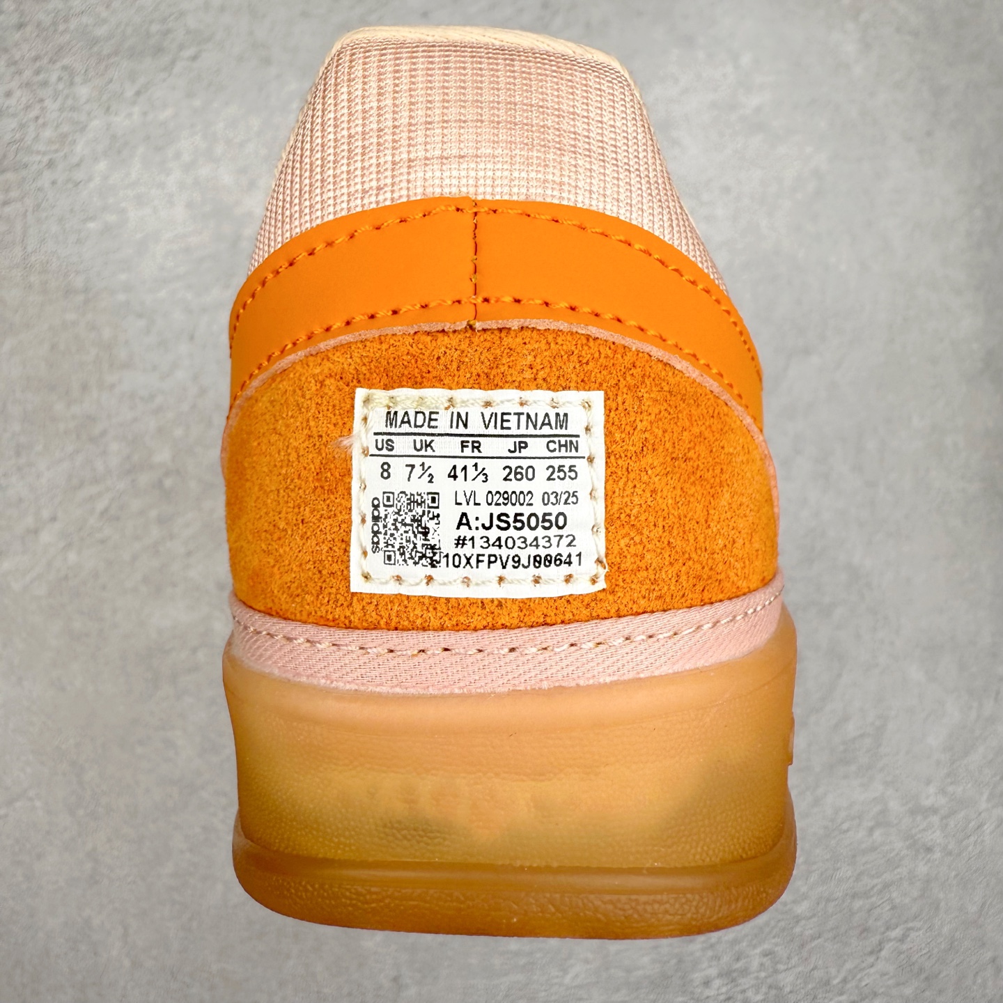 图片[8]-＃TG Bad Bunny x AD Gazelle Indoor Trainers 坏痞兔联名羚羊内训系列低帮复古百搭休闲运动德训风板鞋 JS5050 Bad Bunny本人在杂志拍摄时率先上脚带一波节奏，emm，手上拿的杂志封面还是Kylie，看来前女友和布克重新约会，这位哥也还是没放下啊…回到鞋款本身，整体选择了简约的黑白皮革搭配浅灰色长绒麂皮材质，最后以半透明生胶大底收尾，质感在线。不同于以往联名的调色盘操作，Bad Bunny对Gazelle indoor进行了加宽加厚处理，以及鞋头变形的设计，带来全新的歪头面包鞋型Gazelle。此外，鞋款标签直接呈现在后跟处，鞋侧adidas标识下方还加入了\\\”benito\\\”字样，辨识度拉满。尺码：35 36 36⅔ 37⅓ 38 38⅔ 39⅓ 40 40⅔ 41⅓ 42 42⅔ 43⅓ 44 44⅔ 45-选品中心