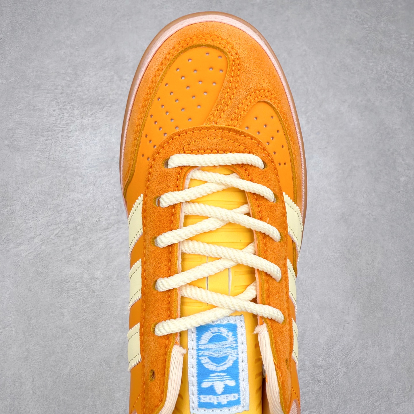 图片[4]-＃TG Bad Bunny x AD Gazelle Indoor Trainers 坏痞兔联名羚羊内训系列低帮复古百搭休闲运动德训风板鞋 JS5050 Bad Bunny本人在杂志拍摄时率先上脚带一波节奏，emm，手上拿的杂志封面还是Kylie，看来前女友和布克重新约会，这位哥也还是没放下啊…回到鞋款本身，整体选择了简约的黑白皮革搭配浅灰色长绒麂皮材质，最后以半透明生胶大底收尾，质感在线。不同于以往联名的调色盘操作，Bad Bunny对Gazelle indoor进行了加宽加厚处理，以及鞋头变形的设计，带来全新的歪头面包鞋型Gazelle。此外，鞋款标签直接呈现在后跟处，鞋侧adidas标识下方还加入了\\\”benito\\\”字样，辨识度拉满。尺码：35 36 36⅔ 37⅓ 38 38⅔ 39⅓ 40 40⅔ 41⅓ 42 42⅔ 43⅓ 44 44⅔ 45-选品中心