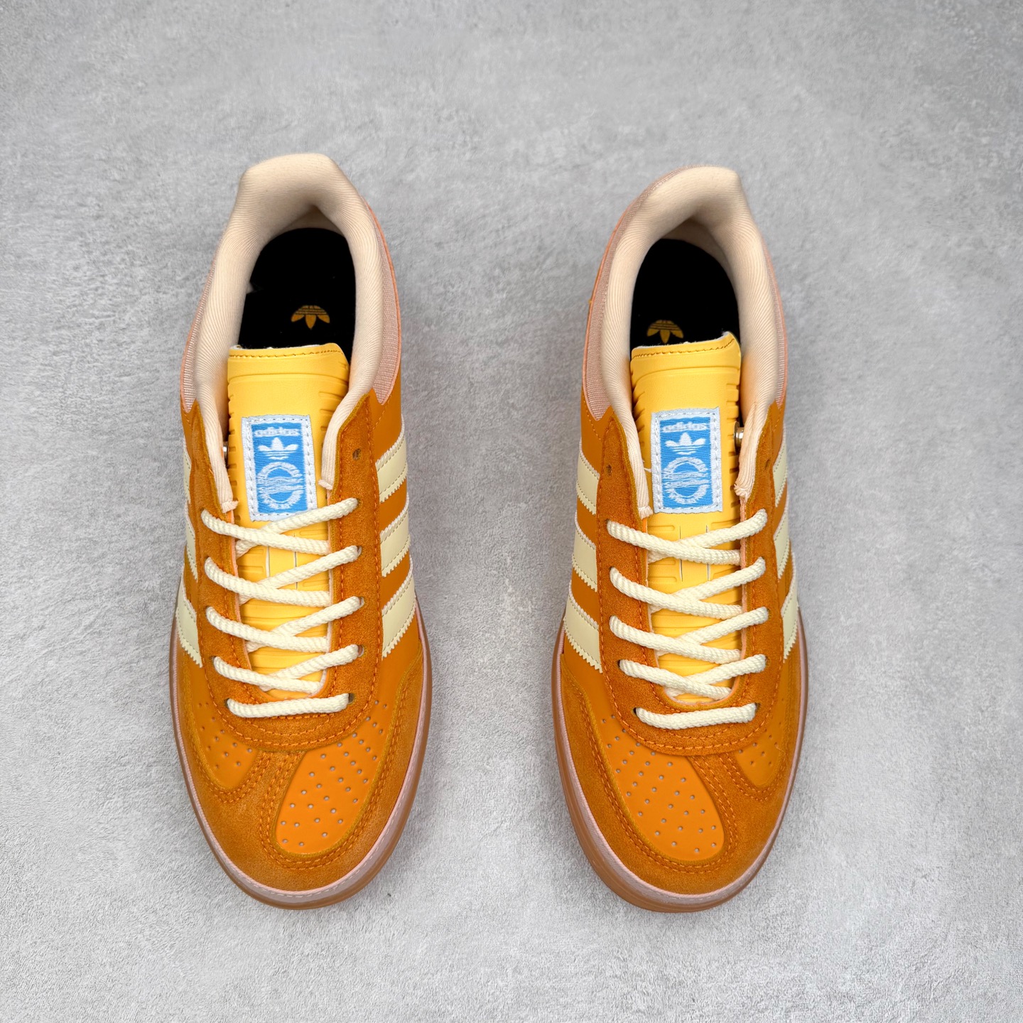 图片[2]-＃TG Bad Bunny x AD Gazelle Indoor Trainers 坏痞兔联名羚羊内训系列低帮复古百搭休闲运动德训风板鞋 JS5050 Bad Bunny本人在杂志拍摄时率先上脚带一波节奏，emm，手上拿的杂志封面还是Kylie，看来前女友和布克重新约会，这位哥也还是没放下啊…回到鞋款本身，整体选择了简约的黑白皮革搭配浅灰色长绒麂皮材质，最后以半透明生胶大底收尾，质感在线。不同于以往联名的调色盘操作，Bad Bunny对Gazelle indoor进行了加宽加厚处理，以及鞋头变形的设计，带来全新的歪头面包鞋型Gazelle。此外，鞋款标签直接呈现在后跟处，鞋侧adidas标识下方还加入了\\\”benito\\\”字样，辨识度拉满。尺码：35 36 36⅔ 37⅓ 38 38⅔ 39⅓ 40 40⅔ 41⅓ 42 42⅔ 43⅓ 44 44⅔ 45-选品中心