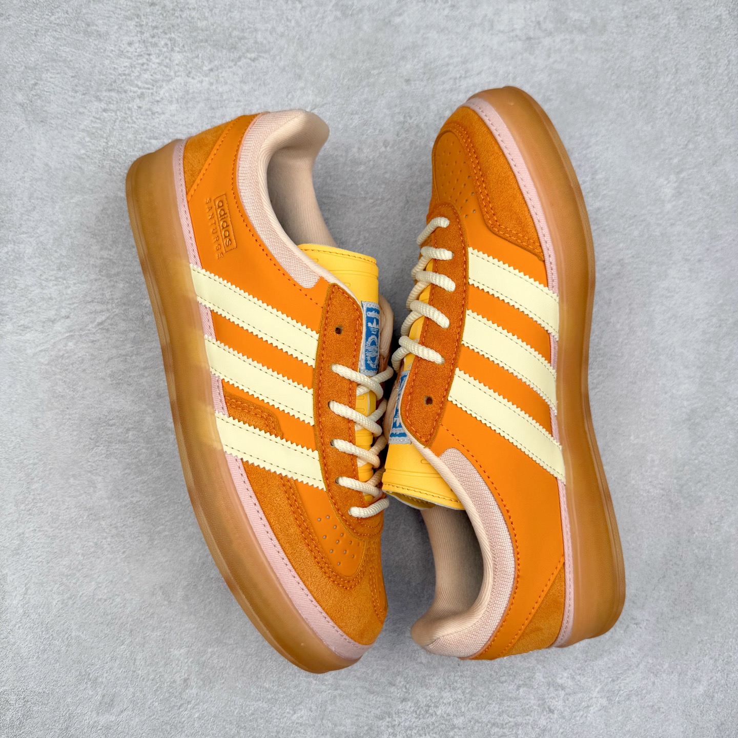 图片[3]-＃TG Bad Bunny x AD Gazelle Indoor Trainers 坏痞兔联名羚羊内训系列低帮复古百搭休闲运动德训风板鞋 JS5050 Bad Bunny本人在杂志拍摄时率先上脚带一波节奏，emm，手上拿的杂志封面还是Kylie，看来前女友和布克重新约会，这位哥也还是没放下啊…回到鞋款本身，整体选择了简约的黑白皮革搭配浅灰色长绒麂皮材质，最后以半透明生胶大底收尾，质感在线。不同于以往联名的调色盘操作，Bad Bunny对Gazelle indoor进行了加宽加厚处理，以及鞋头变形的设计，带来全新的歪头面包鞋型Gazelle。此外，鞋款标签直接呈现在后跟处，鞋侧adidas标识下方还加入了\\\”benito\\\”字样，辨识度拉满。尺码：35 36 36⅔ 37⅓ 38 38⅔ 39⅓ 40 40⅔ 41⅓ 42 42⅔ 43⅓ 44 44⅔ 45-选品中心