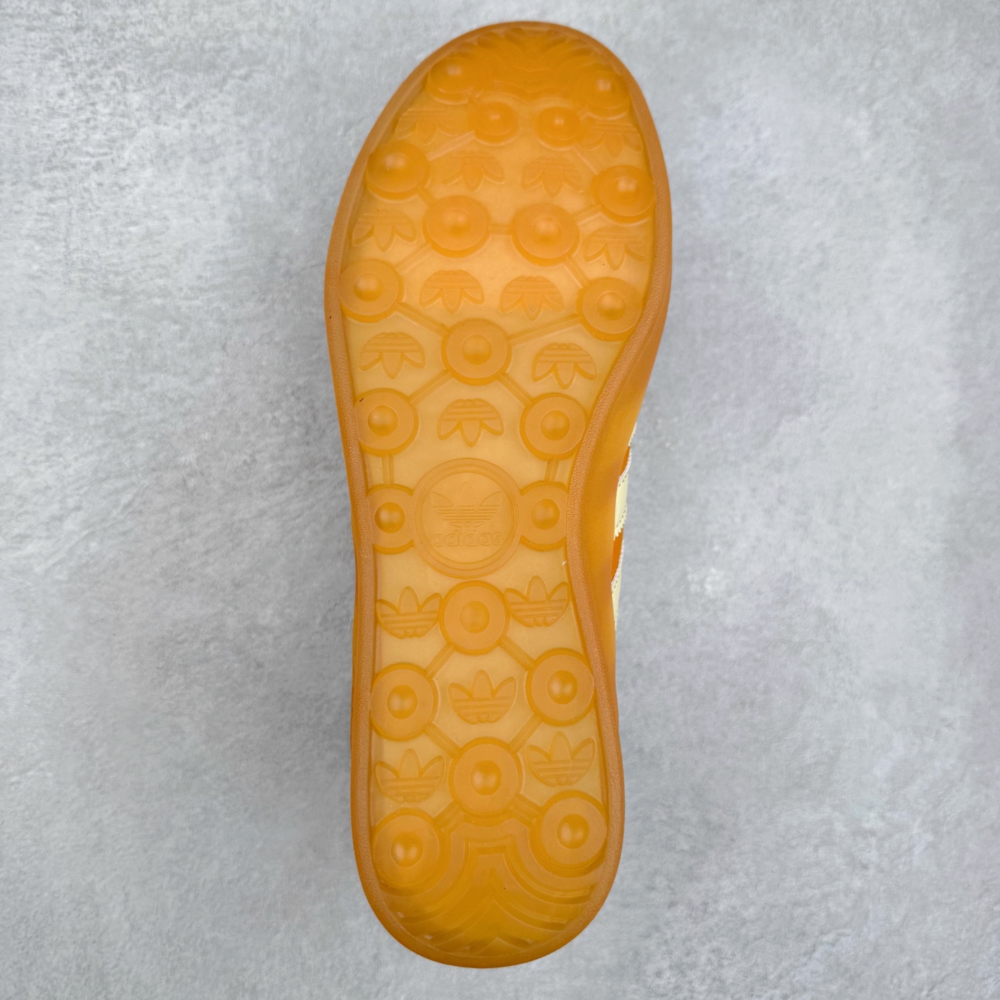 图片[9]-＃TG Bad Bunny x AD Gazelle Indoor Trainers 坏痞兔联名羚羊内训系列低帮复古百搭休闲运动德训风板鞋 JS5050 Bad Bunny本人在杂志拍摄时率先上脚带一波节奏，emm，手上拿的杂志封面还是Kylie，看来前女友和布克重新约会，这位哥也还是没放下啊…回到鞋款本身，整体选择了简约的黑白皮革搭配浅灰色长绒麂皮材质，最后以半透明生胶大底收尾，质感在线。不同于以往联名的调色盘操作，Bad Bunny对Gazelle indoor进行了加宽加厚处理，以及鞋头变形的设计，带来全新的歪头面包鞋型Gazelle。此外，鞋款标签直接呈现在后跟处，鞋侧adidas标识下方还加入了\\\”benito\\\”字样，辨识度拉满。尺码：35 36 36⅔ 37⅓ 38 38⅔ 39⅓ 40 40⅔ 41⅓ 42 42⅔ 43⅓ 44 44⅔ 45-选品中心