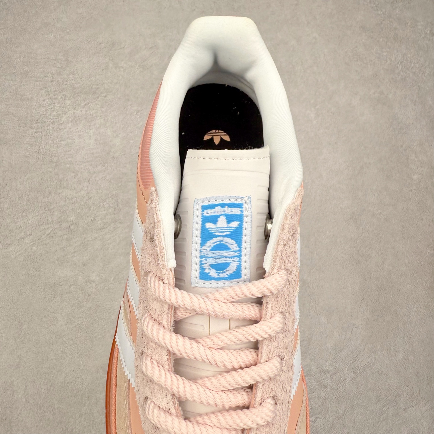 图片[5]-＃TG Bad Bunny x AD Gazelle Indoor Trainers 坏痞兔联名羚羊内训系列低帮复古百搭休闲运动德训风板鞋 JS5052 Bad Bunny本人在杂志拍摄时率先上脚带一波节奏，emm，手上拿的杂志封面还是Kylie，看来前女友和布克重新约会，这位哥也还是没放下啊…回到鞋款本身，整体选择了简约的黑白皮革搭配浅灰色长绒麂皮材质，最后以半透明生胶大底收尾，质感在线。不同于以往联名的调色盘操作，Bad Bunny对Gazelle indoor进行了加宽加厚处理，以及鞋头变形的设计，带来全新的歪头面包鞋型Gazelle。此外，鞋款标签直接呈现在后跟处，鞋侧adidas标识下方还加入了\\\”benito\\\”字样，辨识度拉满。尺码：35 36 36⅔ 37⅓ 38 38⅔ 39⅓ 40 40⅔ 41⅓ 42 42⅔ 43⅓ 44 44⅔ 45-选品中心