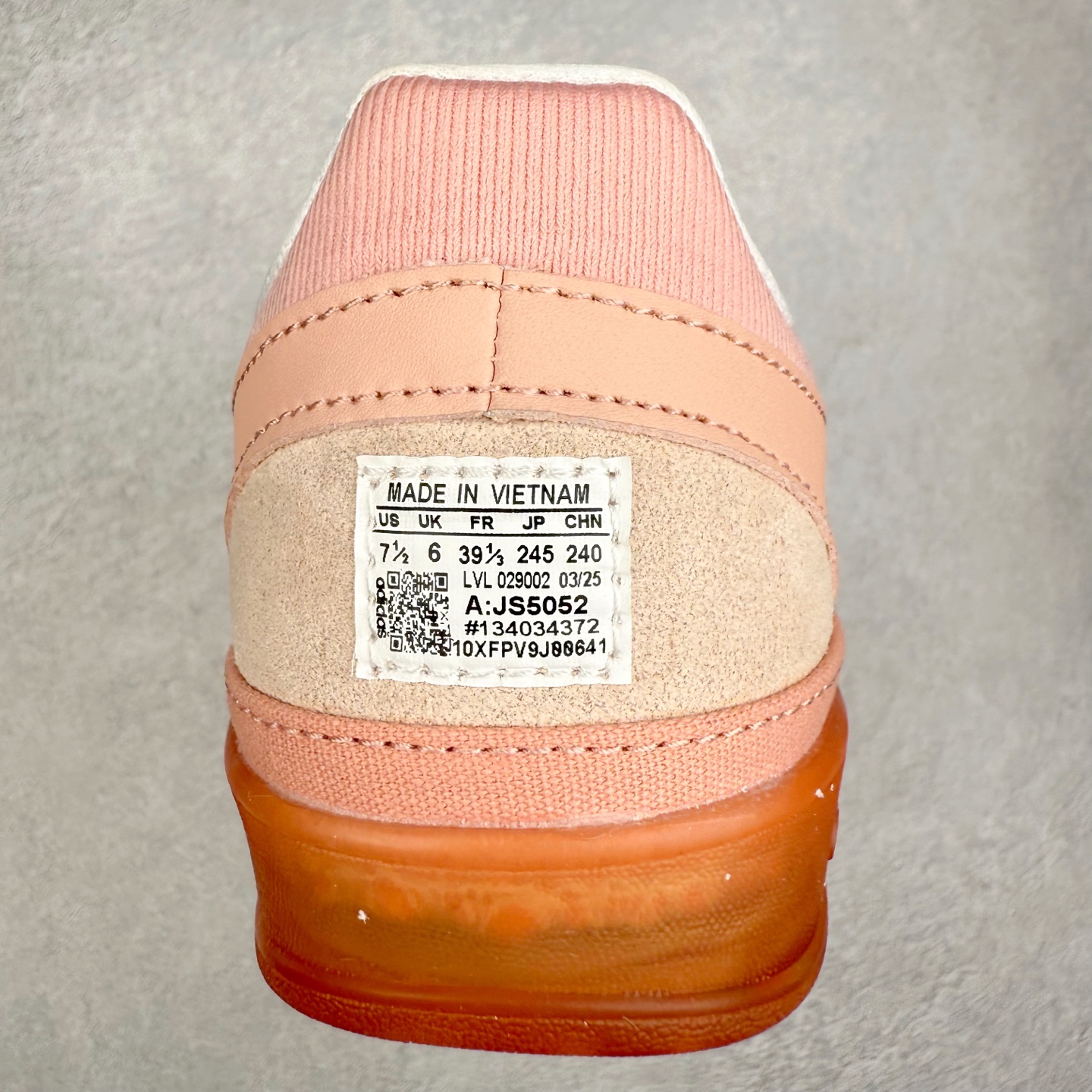 图片[8]-＃TG Bad Bunny x AD Gazelle Indoor Trainers 坏痞兔联名羚羊内训系列低帮复古百搭休闲运动德训风板鞋 JS5052 Bad Bunny本人在杂志拍摄时率先上脚带一波节奏，emm，手上拿的杂志封面还是Kylie，看来前女友和布克重新约会，这位哥也还是没放下啊…回到鞋款本身，整体选择了简约的黑白皮革搭配浅灰色长绒麂皮材质，最后以半透明生胶大底收尾，质感在线。不同于以往联名的调色盘操作，Bad Bunny对Gazelle indoor进行了加宽加厚处理，以及鞋头变形的设计，带来全新的歪头面包鞋型Gazelle。此外，鞋款标签直接呈现在后跟处，鞋侧adidas标识下方还加入了\\\”benito\\\”字样，辨识度拉满。尺码：35 36 36⅔ 37⅓ 38 38⅔ 39⅓ 40 40⅔ 41⅓ 42 42⅔ 43⅓ 44 44⅔ 45-选品中心