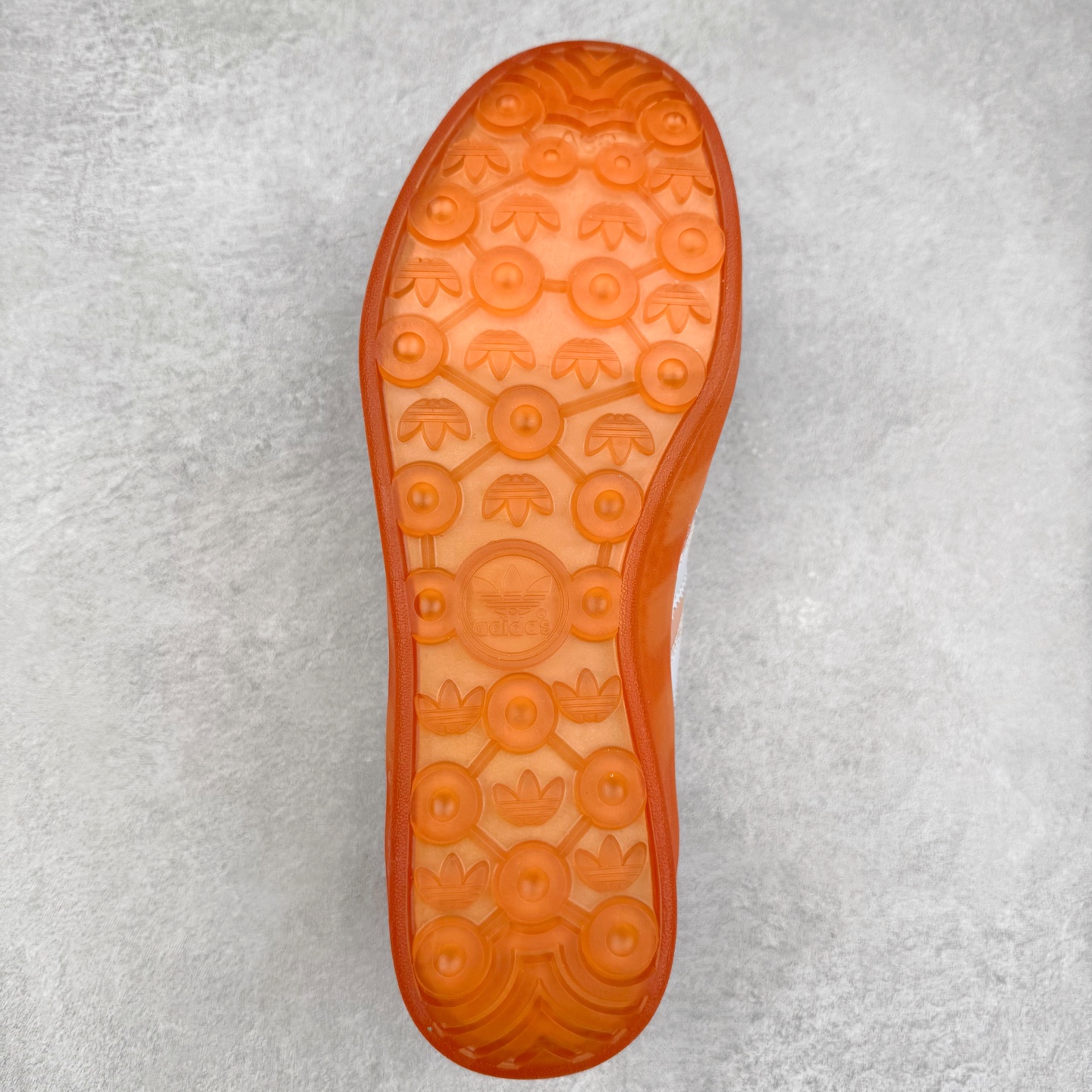 图片[9]-＃TG Bad Bunny x AD Gazelle Indoor Trainers 坏痞兔联名羚羊内训系列低帮复古百搭休闲运动德训风板鞋 JS5052 Bad Bunny本人在杂志拍摄时率先上脚带一波节奏，emm，手上拿的杂志封面还是Kylie，看来前女友和布克重新约会，这位哥也还是没放下啊…回到鞋款本身，整体选择了简约的黑白皮革搭配浅灰色长绒麂皮材质，最后以半透明生胶大底收尾，质感在线。不同于以往联名的调色盘操作，Bad Bunny对Gazelle indoor进行了加宽加厚处理，以及鞋头变形的设计，带来全新的歪头面包鞋型Gazelle。此外，鞋款标签直接呈现在后跟处，鞋侧adidas标识下方还加入了\\\”benito\\\”字样，辨识度拉满。尺码：35 36 36⅔ 37⅓ 38 38⅔ 39⅓ 40 40⅔ 41⅓ 42 42⅔ 43⅓ 44 44⅔ 45-选品中心