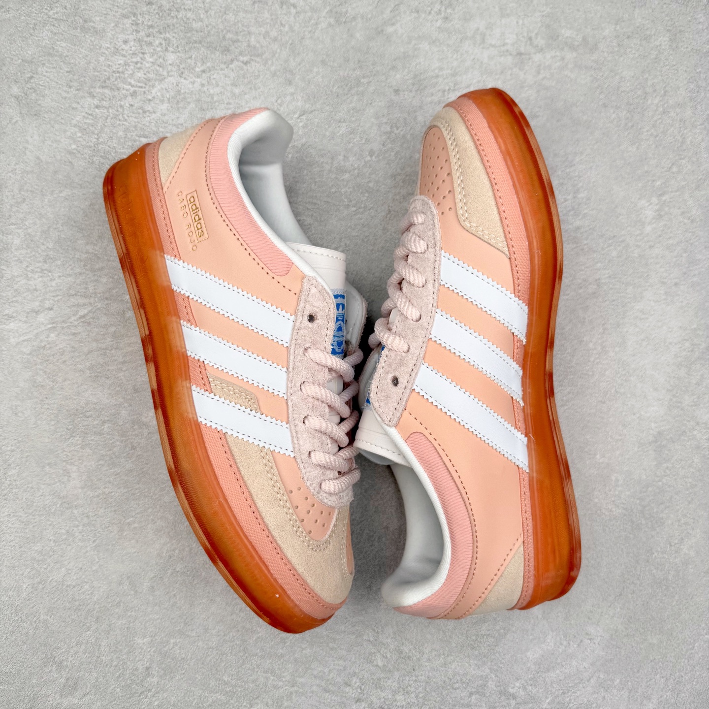 图片[3]-＃TG Bad Bunny x AD Gazelle Indoor Trainers 坏痞兔联名羚羊内训系列低帮复古百搭休闲运动德训风板鞋 JS5052 Bad Bunny本人在杂志拍摄时率先上脚带一波节奏，emm，手上拿的杂志封面还是Kylie，看来前女友和布克重新约会，这位哥也还是没放下啊…回到鞋款本身，整体选择了简约的黑白皮革搭配浅灰色长绒麂皮材质，最后以半透明生胶大底收尾，质感在线。不同于以往联名的调色盘操作，Bad Bunny对Gazelle indoor进行了加宽加厚处理，以及鞋头变形的设计，带来全新的歪头面包鞋型Gazelle。此外，鞋款标签直接呈现在后跟处，鞋侧adidas标识下方还加入了\\\”benito\\\”字样，辨识度拉满。尺码：35 36 36⅔ 37⅓ 38 38⅔ 39⅓ 40 40⅔ 41⅓ 42 42⅔ 43⅓ 44 44⅔ 45-选品中心