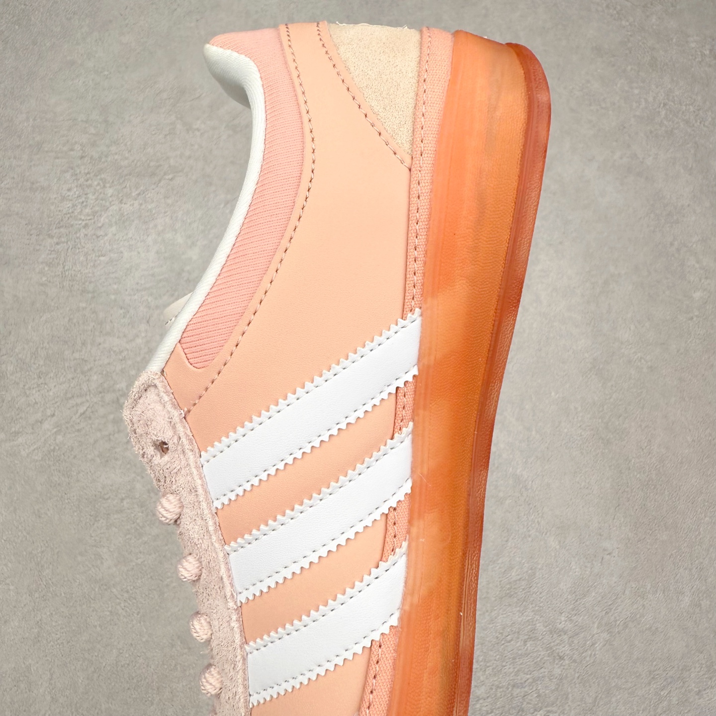 图片[7]-＃TG Bad Bunny x AD Gazelle Indoor Trainers 坏痞兔联名羚羊内训系列低帮复古百搭休闲运动德训风板鞋 JS5052 Bad Bunny本人在杂志拍摄时率先上脚带一波节奏，emm，手上拿的杂志封面还是Kylie，看来前女友和布克重新约会，这位哥也还是没放下啊…回到鞋款本身，整体选择了简约的黑白皮革搭配浅灰色长绒麂皮材质，最后以半透明生胶大底收尾，质感在线。不同于以往联名的调色盘操作，Bad Bunny对Gazelle indoor进行了加宽加厚处理，以及鞋头变形的设计，带来全新的歪头面包鞋型Gazelle。此外，鞋款标签直接呈现在后跟处，鞋侧adidas标识下方还加入了\\\”benito\\\”字样，辨识度拉满。尺码：35 36 36⅔ 37⅓ 38 38⅔ 39⅓ 40 40⅔ 41⅓ 42 42⅔ 43⅓ 44 44⅔ 45-选品中心