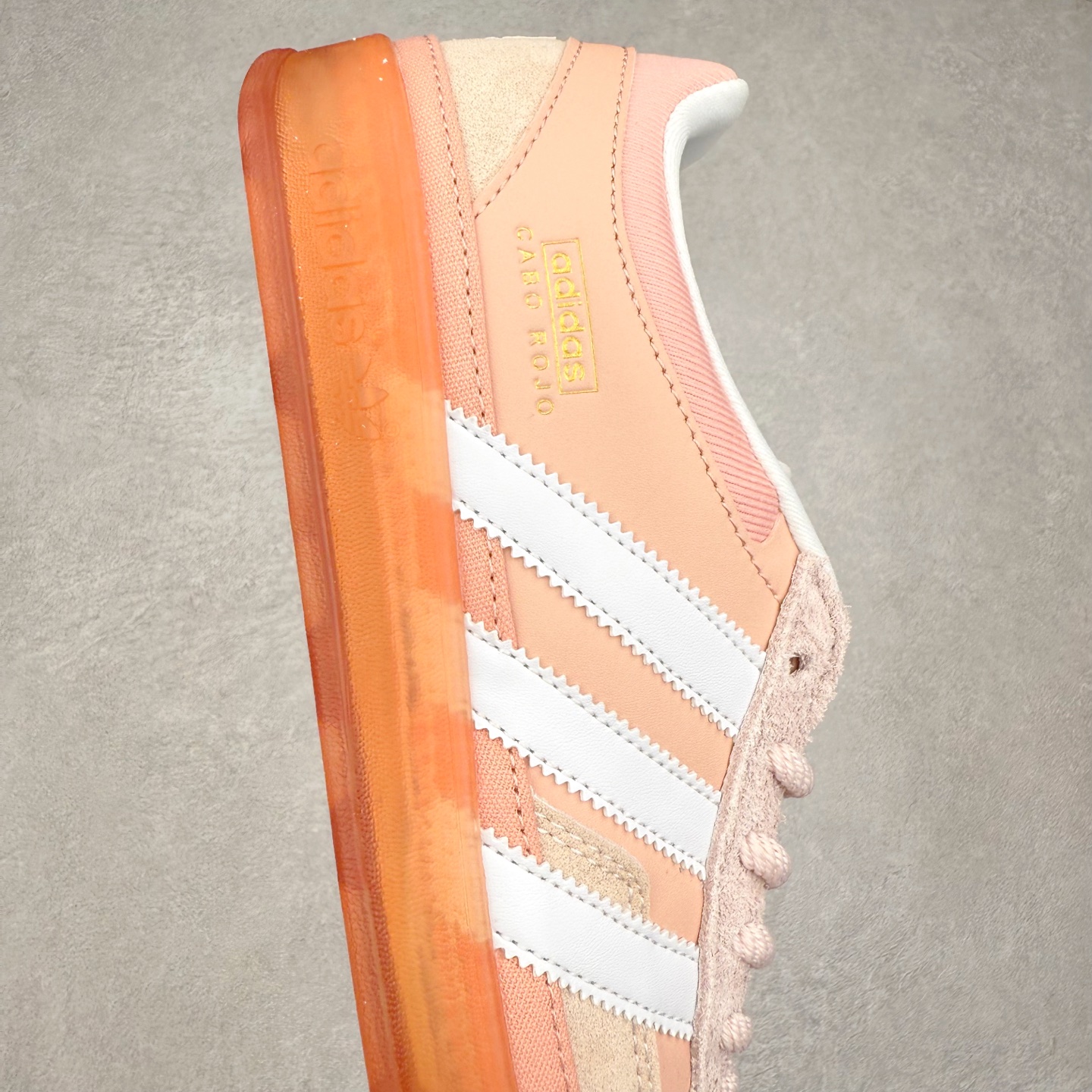 图片[6]-＃TG Bad Bunny x AD Gazelle Indoor Trainers 坏痞兔联名羚羊内训系列低帮复古百搭休闲运动德训风板鞋 JS5052 Bad Bunny本人在杂志拍摄时率先上脚带一波节奏，emm，手上拿的杂志封面还是Kylie，看来前女友和布克重新约会，这位哥也还是没放下啊…回到鞋款本身，整体选择了简约的黑白皮革搭配浅灰色长绒麂皮材质，最后以半透明生胶大底收尾，质感在线。不同于以往联名的调色盘操作，Bad Bunny对Gazelle indoor进行了加宽加厚处理，以及鞋头变形的设计，带来全新的歪头面包鞋型Gazelle。此外，鞋款标签直接呈现在后跟处，鞋侧adidas标识下方还加入了\\\”benito\\\”字样，辨识度拉满。尺码：35 36 36⅔ 37⅓ 38 38⅔ 39⅓ 40 40⅔ 41⅓ 42 42⅔ 43⅓ 44 44⅔ 45-选品中心