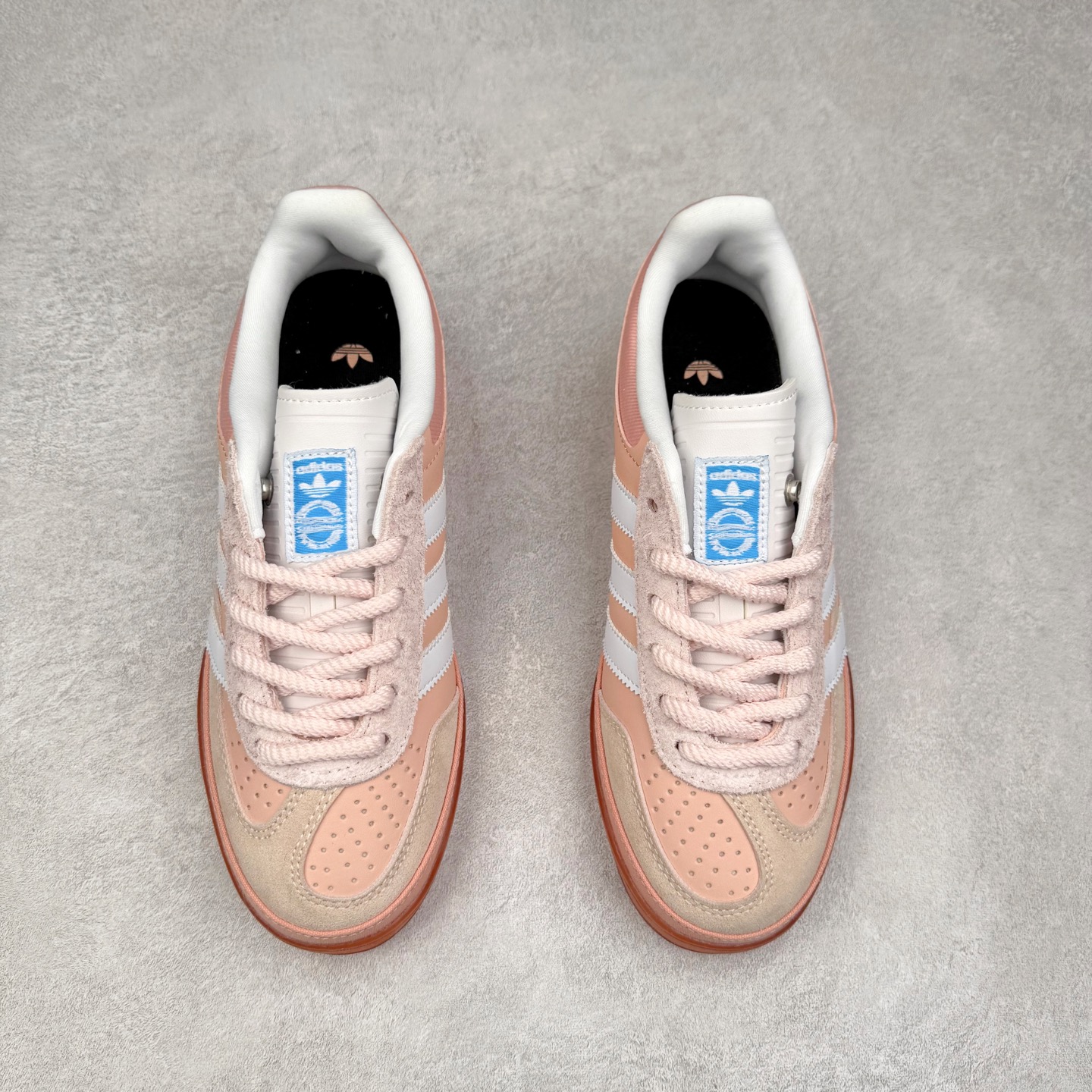 图片[2]-＃TG Bad Bunny x AD Gazelle Indoor Trainers 坏痞兔联名羚羊内训系列低帮复古百搭休闲运动德训风板鞋 JS5052 Bad Bunny本人在杂志拍摄时率先上脚带一波节奏，emm，手上拿的杂志封面还是Kylie，看来前女友和布克重新约会，这位哥也还是没放下啊…回到鞋款本身，整体选择了简约的黑白皮革搭配浅灰色长绒麂皮材质，最后以半透明生胶大底收尾，质感在线。不同于以往联名的调色盘操作，Bad Bunny对Gazelle indoor进行了加宽加厚处理，以及鞋头变形的设计，带来全新的歪头面包鞋型Gazelle。此外，鞋款标签直接呈现在后跟处，鞋侧adidas标识下方还加入了\\\”benito\\\”字样，辨识度拉满。尺码：35 36 36⅔ 37⅓ 38 38⅔ 39⅓ 40 40⅔ 41⅓ 42 42⅔ 43⅓ 44 44⅔ 45-选品中心