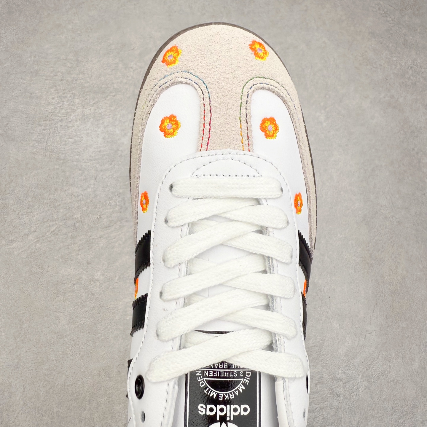 图片[4]-AD Original Samba OG 复古经典轻便板鞋 IF4391 口碑大厂出品 品控大底版型不断改良更新 全套原纸板楦头开发 确保原汁原味 完美呈现桑巴版型 一比一鞋头弧度高度鞋身弧度 此版本只针对中端市场 皮料材质有所更替 其他数据细节工艺流程均保持一致 绝不口嗨 细节品控鞋型随意对比 正确烫金高频细节 原装纳米超迁皮料 独家私模橡胶大底 原盒原配 这款桑巴鞋展示了高质量的工艺 带有装饰的超锁缝制和无缝的手感 柔软、柔软的皮革造型和标志性的3条纹完成了精致的外观 正规合身鞋带 鞋面上有绒面鞋垫 橡胶鞋底 享受正畸套筒软感 自50年代首次亮相以来就一直在赢得粉丝的青睐 尺码：35.5 36 36.5 37.5 38 38.5 39 40 40.5 41 42 42.5 43 44 44.5 45-选品中心