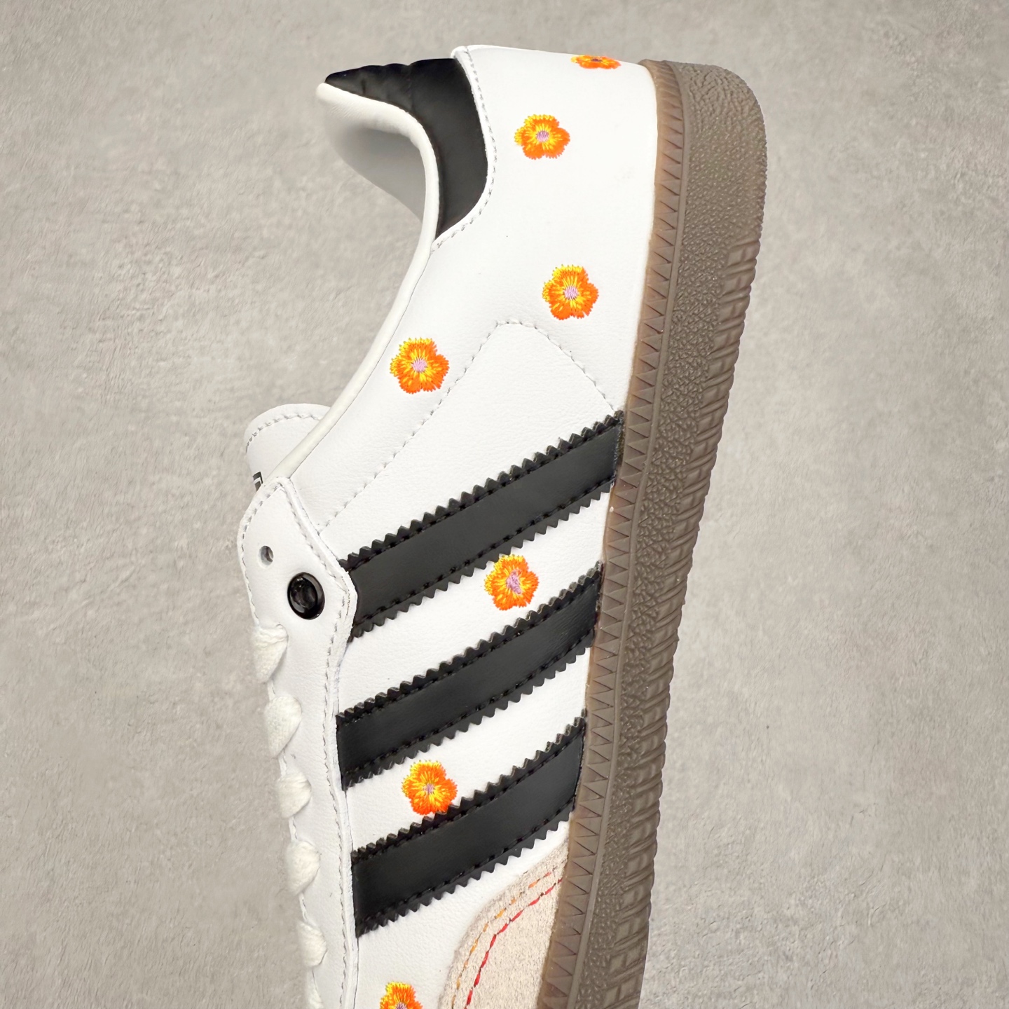 图片[7]-AD Original Samba OG 复古经典轻便板鞋 IF4391 口碑大厂出品 品控大底版型不断改良更新 全套原纸板楦头开发 确保原汁原味 完美呈现桑巴版型 一比一鞋头弧度高度鞋身弧度 此版本只针对中端市场 皮料材质有所更替 其他数据细节工艺流程均保持一致 绝不口嗨 细节品控鞋型随意对比 正确烫金高频细节 原装纳米超迁皮料 独家私模橡胶大底 原盒原配 这款桑巴鞋展示了高质量的工艺 带有装饰的超锁缝制和无缝的手感 柔软、柔软的皮革造型和标志性的3条纹完成了精致的外观 正规合身鞋带 鞋面上有绒面鞋垫 橡胶鞋底 享受正畸套筒软感 自50年代首次亮相以来就一直在赢得粉丝的青睐 尺码：35.5 36 36.5 37.5 38 38.5 39 40 40.5 41 42 42.5 43 44 44.5 45-选品中心