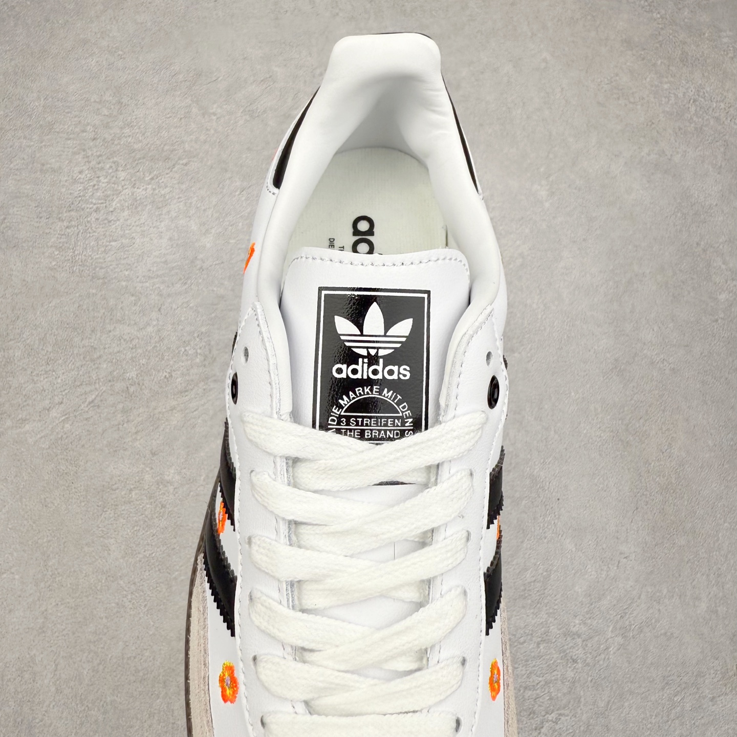 图片[5]-AD Original Samba OG 复古经典轻便板鞋 IF4391 口碑大厂出品 品控大底版型不断改良更新 全套原纸板楦头开发 确保原汁原味 完美呈现桑巴版型 一比一鞋头弧度高度鞋身弧度 此版本只针对中端市场 皮料材质有所更替 其他数据细节工艺流程均保持一致 绝不口嗨 细节品控鞋型随意对比 正确烫金高频细节 原装纳米超迁皮料 独家私模橡胶大底 原盒原配 这款桑巴鞋展示了高质量的工艺 带有装饰的超锁缝制和无缝的手感 柔软、柔软的皮革造型和标志性的3条纹完成了精致的外观 正规合身鞋带 鞋面上有绒面鞋垫 橡胶鞋底 享受正畸套筒软感 自50年代首次亮相以来就一直在赢得粉丝的青睐 尺码：35.5 36 36.5 37.5 38 38.5 39 40 40.5 41 42 42.5 43 44 44.5 45-选品中心