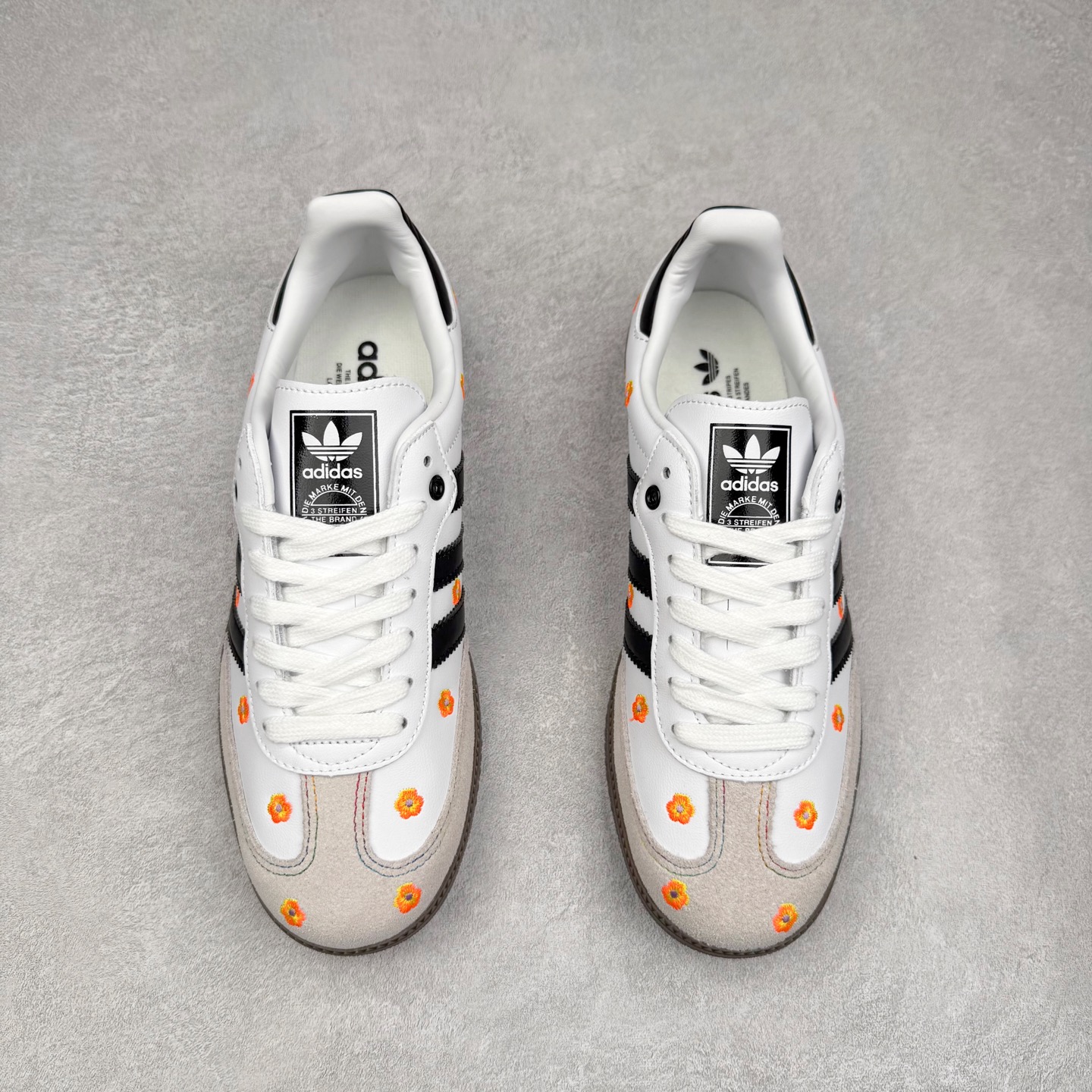 图片[2]-AD Original Samba OG 复古经典轻便板鞋 IF4391 口碑大厂出品 品控大底版型不断改良更新 全套原纸板楦头开发 确保原汁原味 完美呈现桑巴版型 一比一鞋头弧度高度鞋身弧度 此版本只针对中端市场 皮料材质有所更替 其他数据细节工艺流程均保持一致 绝不口嗨 细节品控鞋型随意对比 正确烫金高频细节 原装纳米超迁皮料 独家私模橡胶大底 原盒原配 这款桑巴鞋展示了高质量的工艺 带有装饰的超锁缝制和无缝的手感 柔软、柔软的皮革造型和标志性的3条纹完成了精致的外观 正规合身鞋带 鞋面上有绒面鞋垫 橡胶鞋底 享受正畸套筒软感 自50年代首次亮相以来就一直在赢得粉丝的青睐 尺码：35.5 36 36.5 37.5 38 38.5 39 40 40.5 41 42 42.5 43 44 44.5 45-选品中心