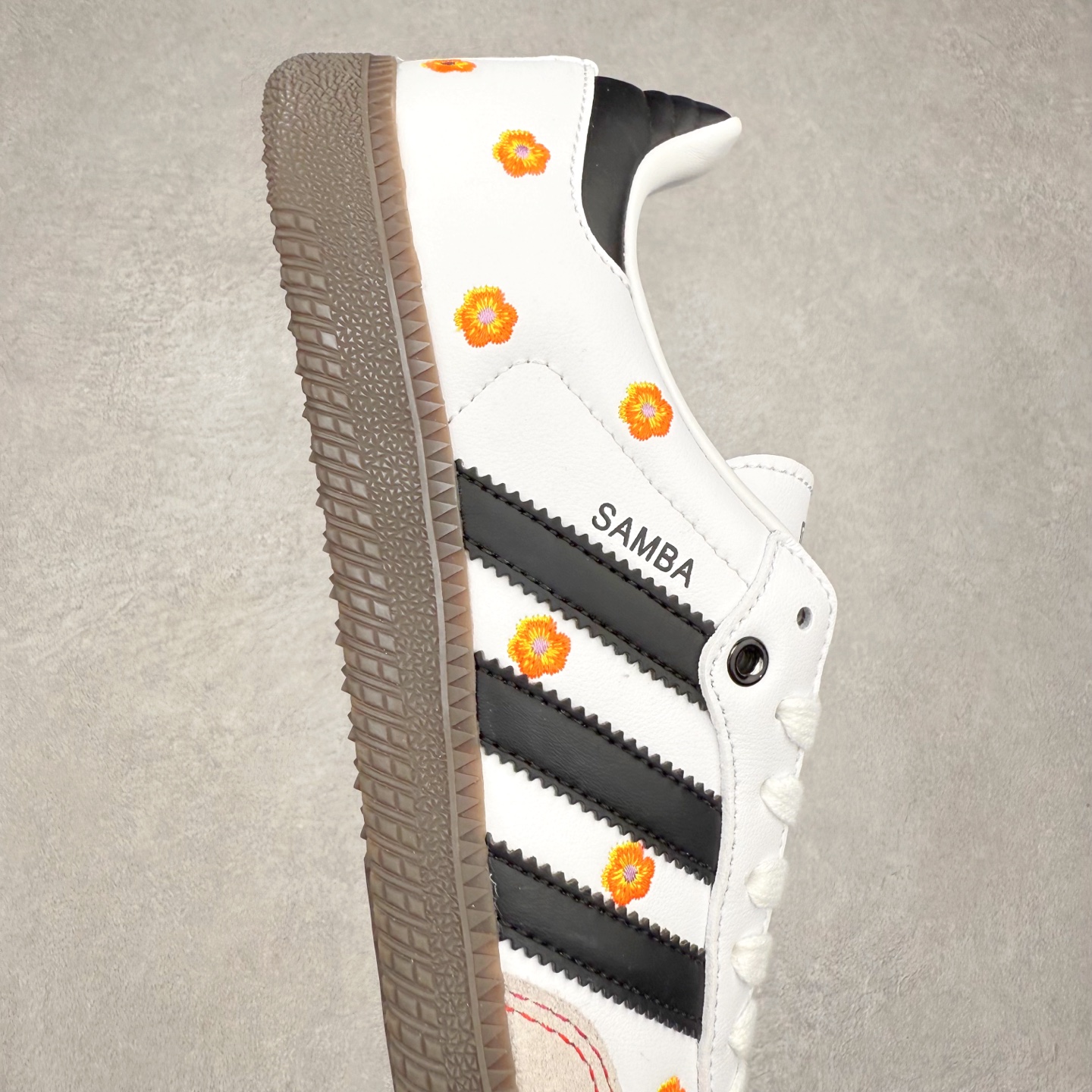 图片[6]-AD Original Samba OG 复古经典轻便板鞋 IF4391 口碑大厂出品 品控大底版型不断改良更新 全套原纸板楦头开发 确保原汁原味 完美呈现桑巴版型 一比一鞋头弧度高度鞋身弧度 此版本只针对中端市场 皮料材质有所更替 其他数据细节工艺流程均保持一致 绝不口嗨 细节品控鞋型随意对比 正确烫金高频细节 原装纳米超迁皮料 独家私模橡胶大底 原盒原配 这款桑巴鞋展示了高质量的工艺 带有装饰的超锁缝制和无缝的手感 柔软、柔软的皮革造型和标志性的3条纹完成了精致的外观 正规合身鞋带 鞋面上有绒面鞋垫 橡胶鞋底 享受正畸套筒软感 自50年代首次亮相以来就一直在赢得粉丝的青睐 尺码：35.5 36 36.5 37.5 38 38.5 39 40 40.5 41 42 42.5 43 44 44.5 45-选品中心