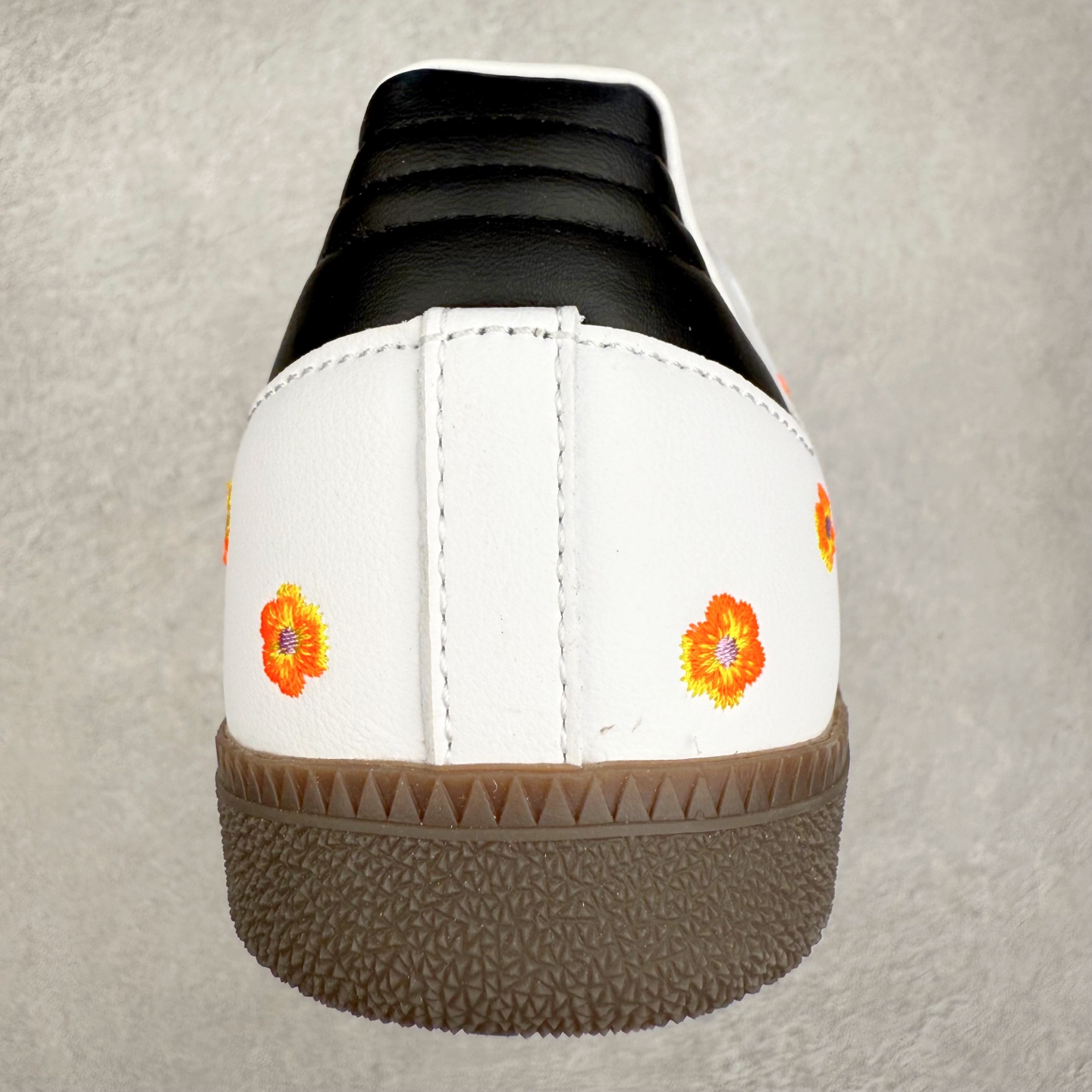 图片[8]-AD Original Samba OG 复古经典轻便板鞋 IF4391 口碑大厂出品 品控大底版型不断改良更新 全套原纸板楦头开发 确保原汁原味 完美呈现桑巴版型 一比一鞋头弧度高度鞋身弧度 此版本只针对中端市场 皮料材质有所更替 其他数据细节工艺流程均保持一致 绝不口嗨 细节品控鞋型随意对比 正确烫金高频细节 原装纳米超迁皮料 独家私模橡胶大底 原盒原配 这款桑巴鞋展示了高质量的工艺 带有装饰的超锁缝制和无缝的手感 柔软、柔软的皮革造型和标志性的3条纹完成了精致的外观 正规合身鞋带 鞋面上有绒面鞋垫 橡胶鞋底 享受正畸套筒软感 自50年代首次亮相以来就一直在赢得粉丝的青睐 尺码：35.5 36 36.5 37.5 38 38.5 39 40 40.5 41 42 42.5 43 44 44.5 45-选品中心