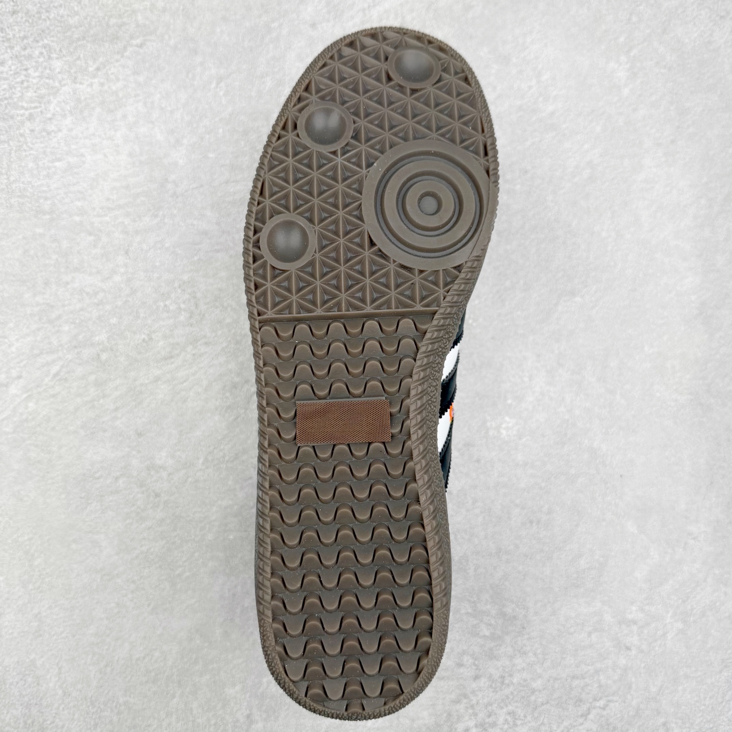 图片[9]-AD Original Samba OG 复古经典轻便板鞋 IF4391 口碑大厂出品 品控大底版型不断改良更新 全套原纸板楦头开发 确保原汁原味 完美呈现桑巴版型 一比一鞋头弧度高度鞋身弧度 此版本只针对中端市场 皮料材质有所更替 其他数据细节工艺流程均保持一致 绝不口嗨 细节品控鞋型随意对比 正确烫金高频细节 原装纳米超迁皮料 独家私模橡胶大底 原盒原配 这款桑巴鞋展示了高质量的工艺 带有装饰的超锁缝制和无缝的手感 柔软、柔软的皮革造型和标志性的3条纹完成了精致的外观 正规合身鞋带 鞋面上有绒面鞋垫 橡胶鞋底 享受正畸套筒软感 自50年代首次亮相以来就一直在赢得粉丝的青睐 尺码：35.5 36 36.5 37.5 38 38.5 39 40 40.5 41 42 42.5 43 44 44.5 45-选品中心