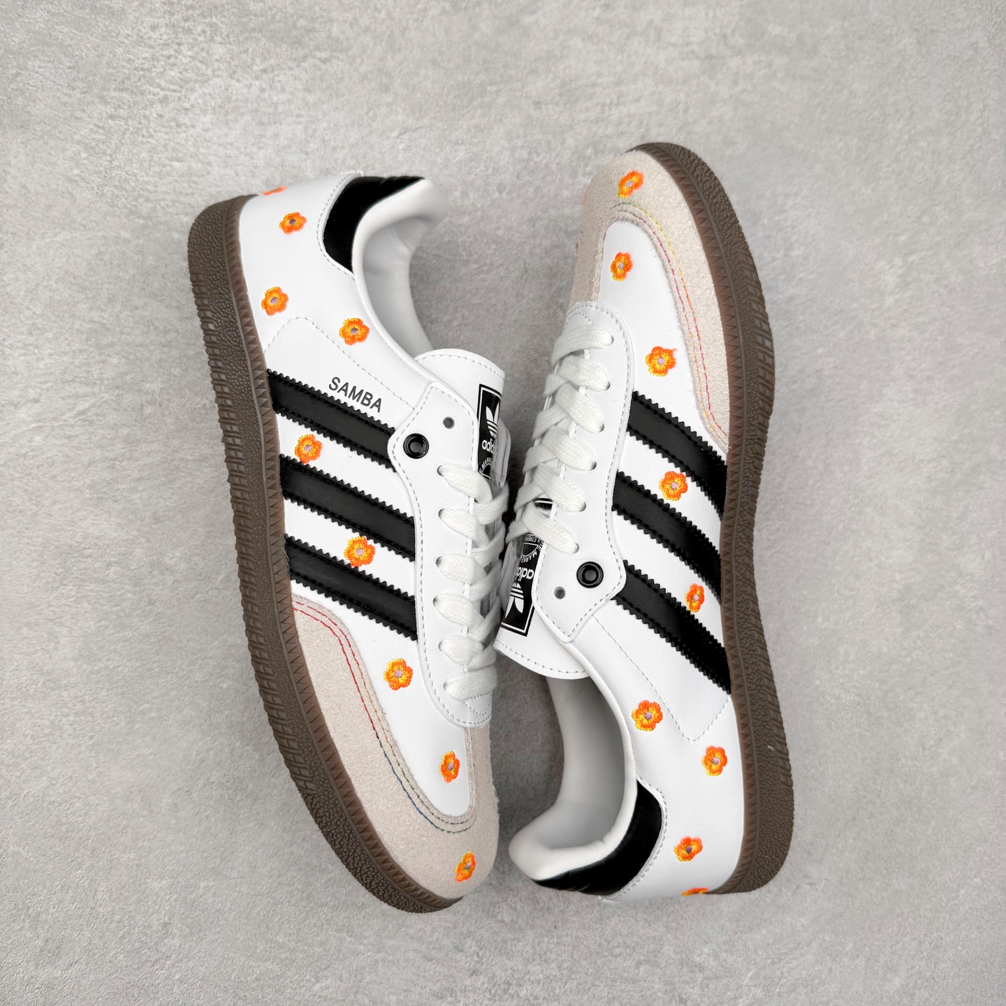 图片[3]-AD Original Samba OG 复古经典轻便板鞋 IF4391 口碑大厂出品 品控大底版型不断改良更新 全套原纸板楦头开发 确保原汁原味 完美呈现桑巴版型 一比一鞋头弧度高度鞋身弧度 此版本只针对中端市场 皮料材质有所更替 其他数据细节工艺流程均保持一致 绝不口嗨 细节品控鞋型随意对比 正确烫金高频细节 原装纳米超迁皮料 独家私模橡胶大底 原盒原配 这款桑巴鞋展示了高质量的工艺 带有装饰的超锁缝制和无缝的手感 柔软、柔软的皮革造型和标志性的3条纹完成了精致的外观 正规合身鞋带 鞋面上有绒面鞋垫 橡胶鞋底 享受正畸套筒软感 自50年代首次亮相以来就一直在赢得粉丝的青睐 尺码：35.5 36 36.5 37.5 38 38.5 39 40 40.5 41 42 42.5 43 44 44.5 45-选品中心