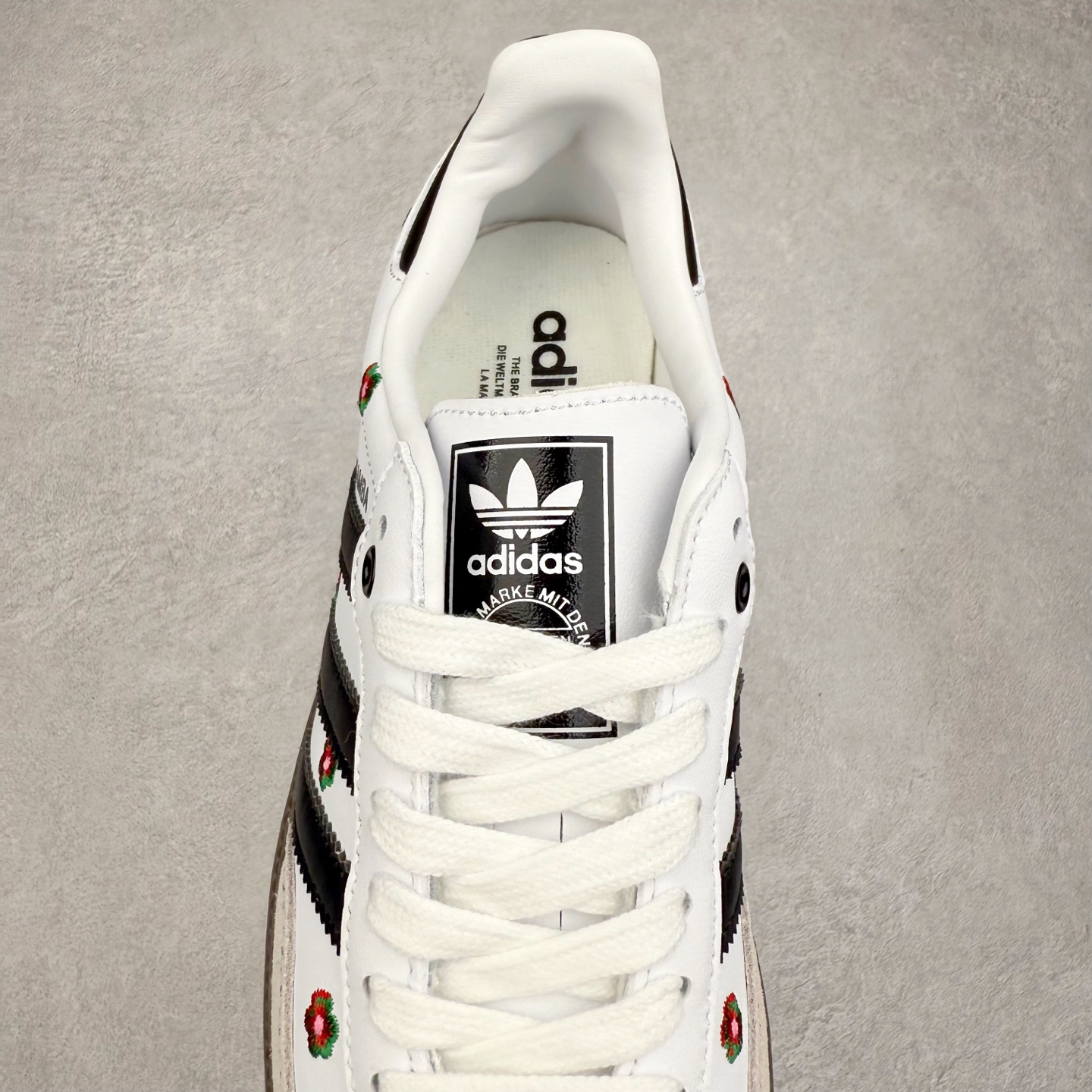 图片[5]-AD Original Samba OG 复古经典轻便板鞋 IF4391 口碑大厂出品 品控大底版型不断改良更新 全套原纸板楦头开发 确保原汁原味 完美呈现桑巴版型 一比一鞋头弧度高度鞋身弧度 此版本只针对中端市场 皮料材质有所更替 其他数据细节工艺流程均保持一致 绝不口嗨 细节品控鞋型随意对比 正确烫金高频细节 原装纳米超迁皮料 独家私模橡胶大底 原盒原配 这款桑巴鞋展示了高质量的工艺 带有装饰的超锁缝制和无缝的手感 柔软、柔软的皮革造型和标志性的3条纹完成了精致的外观 正规合身鞋带 鞋面上有绒面鞋垫 橡胶鞋底 享受正畸套筒软感 自50年代首次亮相以来就一直在赢得粉丝的青睐 尺码：35.5 36 36.5 37.5 38 38.5 39 40 40.5 41 42 42.5 43 44 44.5 45-选品中心