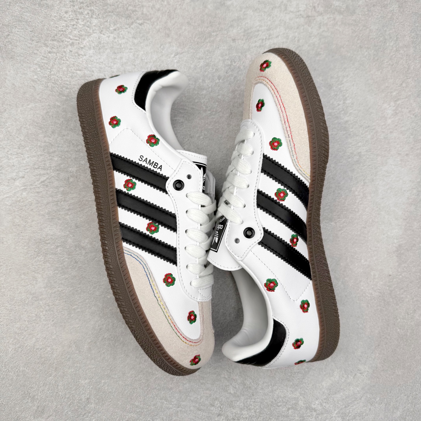 图片[3]-AD Original Samba OG 复古经典轻便板鞋 IF4391 口碑大厂出品 品控大底版型不断改良更新 全套原纸板楦头开发 确保原汁原味 完美呈现桑巴版型 一比一鞋头弧度高度鞋身弧度 此版本只针对中端市场 皮料材质有所更替 其他数据细节工艺流程均保持一致 绝不口嗨 细节品控鞋型随意对比 正确烫金高频细节 原装纳米超迁皮料 独家私模橡胶大底 原盒原配 这款桑巴鞋展示了高质量的工艺 带有装饰的超锁缝制和无缝的手感 柔软、柔软的皮革造型和标志性的3条纹完成了精致的外观 正规合身鞋带 鞋面上有绒面鞋垫 橡胶鞋底 享受正畸套筒软感 自50年代首次亮相以来就一直在赢得粉丝的青睐 尺码：35.5 36 36.5 37.5 38 38.5 39 40 40.5 41 42 42.5 43 44 44.5 45-选品中心