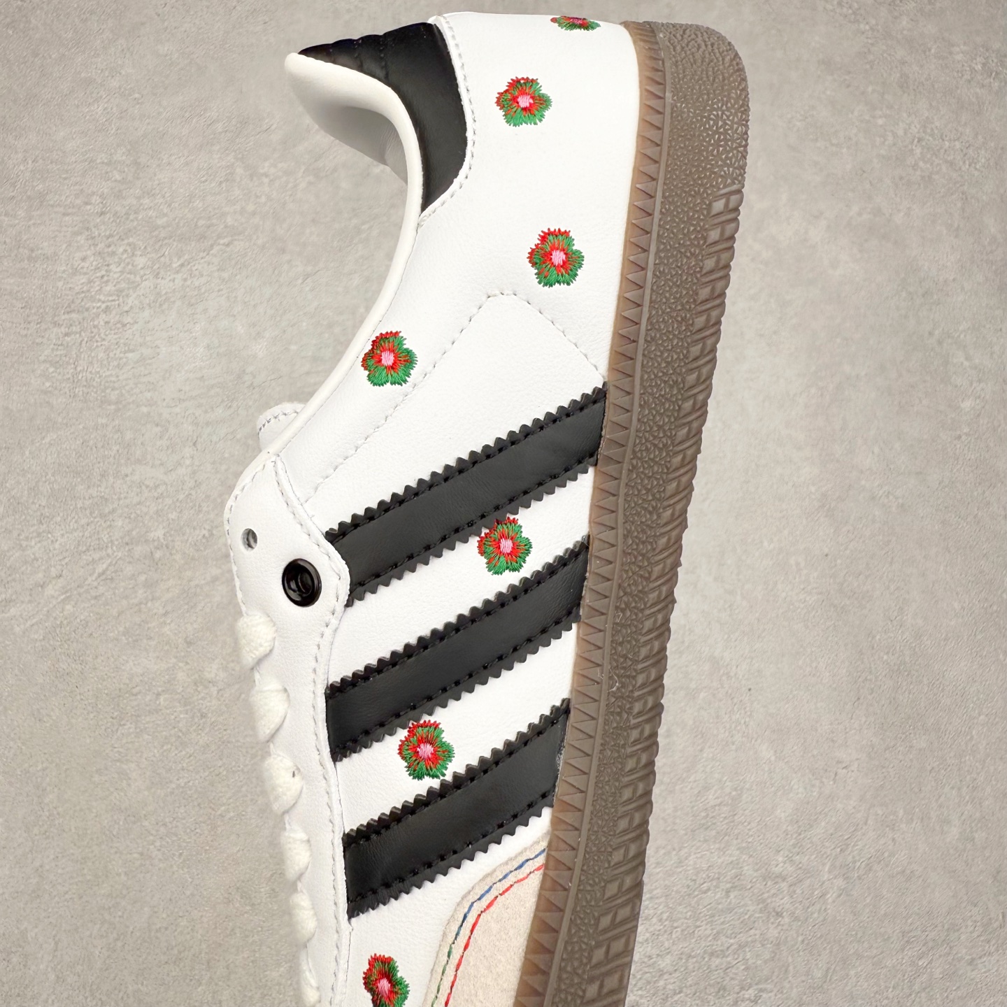 图片[7]-AD Original Samba OG 复古经典轻便板鞋 IF4391 口碑大厂出品 品控大底版型不断改良更新 全套原纸板楦头开发 确保原汁原味 完美呈现桑巴版型 一比一鞋头弧度高度鞋身弧度 此版本只针对中端市场 皮料材质有所更替 其他数据细节工艺流程均保持一致 绝不口嗨 细节品控鞋型随意对比 正确烫金高频细节 原装纳米超迁皮料 独家私模橡胶大底 原盒原配 这款桑巴鞋展示了高质量的工艺 带有装饰的超锁缝制和无缝的手感 柔软、柔软的皮革造型和标志性的3条纹完成了精致的外观 正规合身鞋带 鞋面上有绒面鞋垫 橡胶鞋底 享受正畸套筒软感 自50年代首次亮相以来就一直在赢得粉丝的青睐 尺码：35.5 36 36.5 37.5 38 38.5 39 40 40.5 41 42 42.5 43 44 44.5 45-选品中心