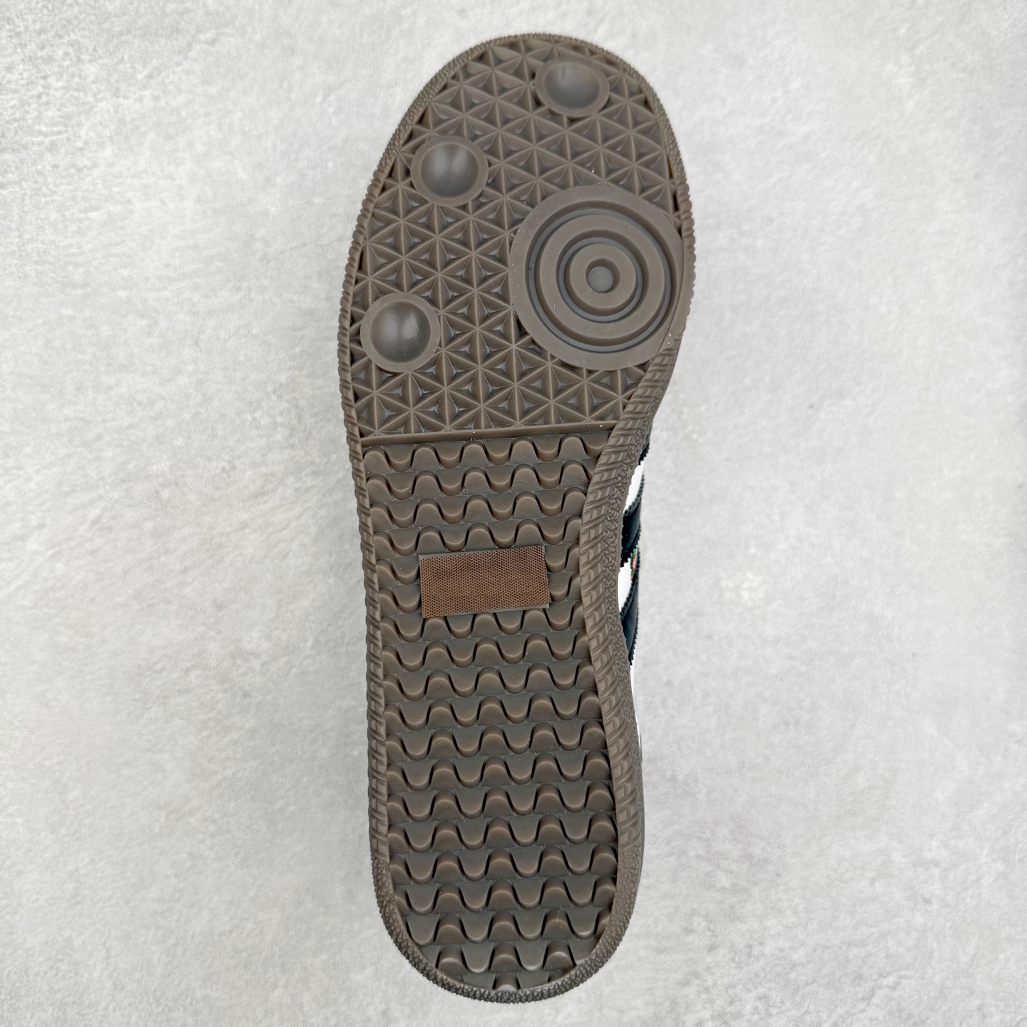 图片[9]-AD Original Samba OG 复古经典轻便板鞋 IF4391 口碑大厂出品 品控大底版型不断改良更新 全套原纸板楦头开发 确保原汁原味 完美呈现桑巴版型 一比一鞋头弧度高度鞋身弧度 此版本只针对中端市场 皮料材质有所更替 其他数据细节工艺流程均保持一致 绝不口嗨 细节品控鞋型随意对比 正确烫金高频细节 原装纳米超迁皮料 独家私模橡胶大底 原盒原配 这款桑巴鞋展示了高质量的工艺 带有装饰的超锁缝制和无缝的手感 柔软、柔软的皮革造型和标志性的3条纹完成了精致的外观 正规合身鞋带 鞋面上有绒面鞋垫 橡胶鞋底 享受正畸套筒软感 自50年代首次亮相以来就一直在赢得粉丝的青睐 尺码：35.5 36 36.5 37.5 38 38.5 39 40 40.5 41 42 42.5 43 44 44.5 45-选品中心