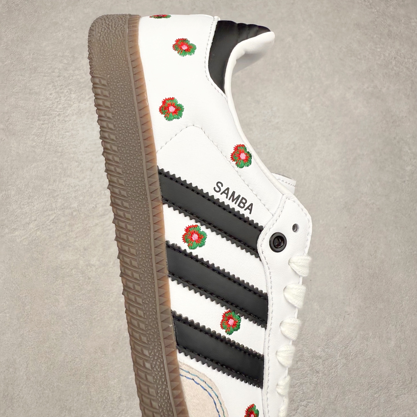 图片[6]-AD Original Samba OG 复古经典轻便板鞋 IF4391 口碑大厂出品 品控大底版型不断改良更新 全套原纸板楦头开发 确保原汁原味 完美呈现桑巴版型 一比一鞋头弧度高度鞋身弧度 此版本只针对中端市场 皮料材质有所更替 其他数据细节工艺流程均保持一致 绝不口嗨 细节品控鞋型随意对比 正确烫金高频细节 原装纳米超迁皮料 独家私模橡胶大底 原盒原配 这款桑巴鞋展示了高质量的工艺 带有装饰的超锁缝制和无缝的手感 柔软、柔软的皮革造型和标志性的3条纹完成了精致的外观 正规合身鞋带 鞋面上有绒面鞋垫 橡胶鞋底 享受正畸套筒软感 自50年代首次亮相以来就一直在赢得粉丝的青睐 尺码：35.5 36 36.5 37.5 38 38.5 39 40 40.5 41 42 42.5 43 44 44.5 45-选品中心