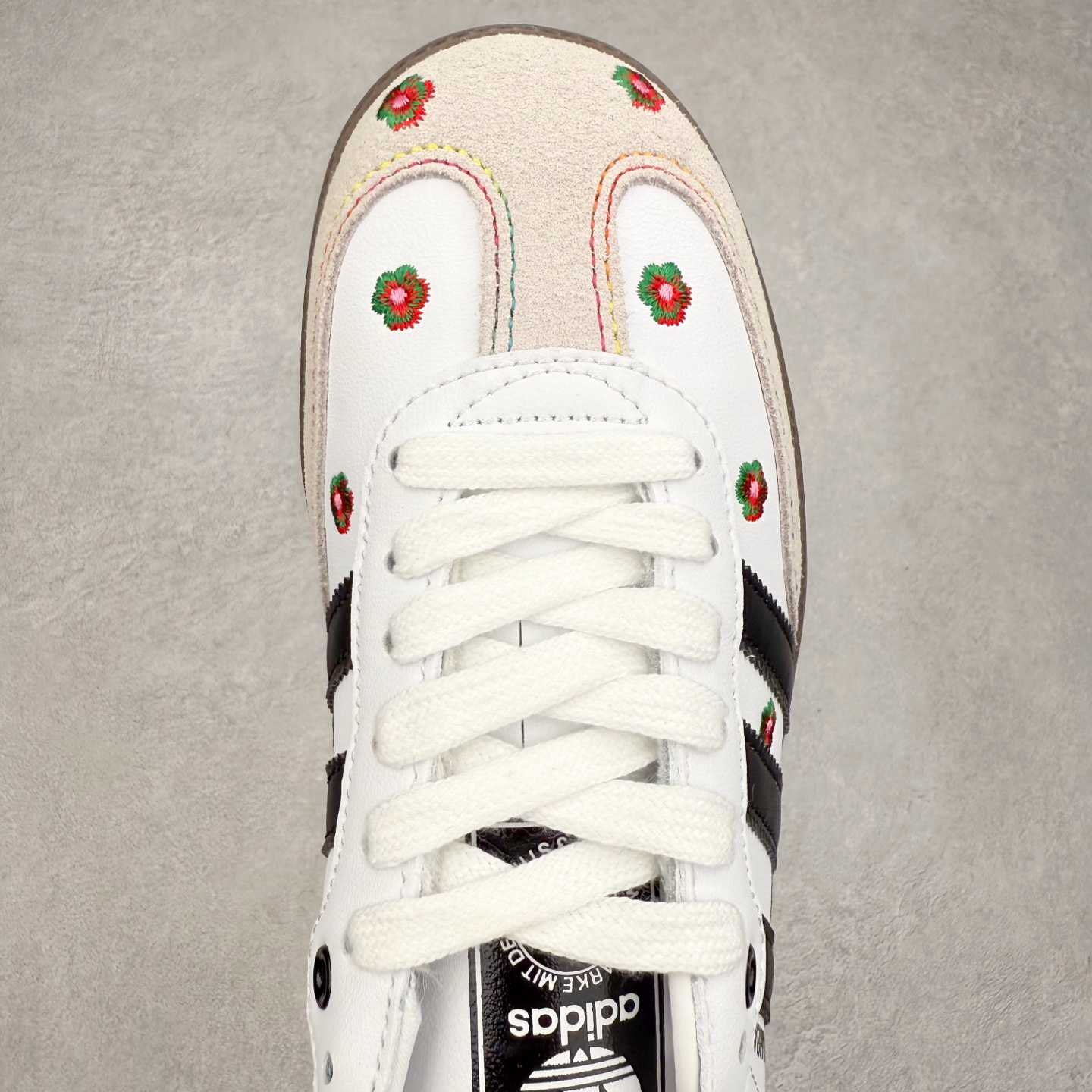 图片[4]-AD Original Samba OG 复古经典轻便板鞋 IF4391 口碑大厂出品 品控大底版型不断改良更新 全套原纸板楦头开发 确保原汁原味 完美呈现桑巴版型 一比一鞋头弧度高度鞋身弧度 此版本只针对中端市场 皮料材质有所更替 其他数据细节工艺流程均保持一致 绝不口嗨 细节品控鞋型随意对比 正确烫金高频细节 原装纳米超迁皮料 独家私模橡胶大底 原盒原配 这款桑巴鞋展示了高质量的工艺 带有装饰的超锁缝制和无缝的手感 柔软、柔软的皮革造型和标志性的3条纹完成了精致的外观 正规合身鞋带 鞋面上有绒面鞋垫 橡胶鞋底 享受正畸套筒软感 自50年代首次亮相以来就一直在赢得粉丝的青睐 尺码：35.5 36 36.5 37.5 38 38.5 39 40 40.5 41 42 42.5 43 44 44.5 45-选品中心