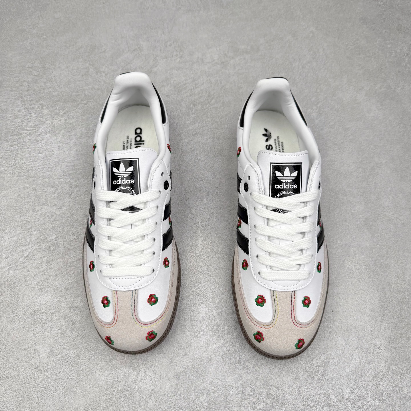 图片[2]-AD Original Samba OG 复古经典轻便板鞋 IF4391 口碑大厂出品 品控大底版型不断改良更新 全套原纸板楦头开发 确保原汁原味 完美呈现桑巴版型 一比一鞋头弧度高度鞋身弧度 此版本只针对中端市场 皮料材质有所更替 其他数据细节工艺流程均保持一致 绝不口嗨 细节品控鞋型随意对比 正确烫金高频细节 原装纳米超迁皮料 独家私模橡胶大底 原盒原配 这款桑巴鞋展示了高质量的工艺 带有装饰的超锁缝制和无缝的手感 柔软、柔软的皮革造型和标志性的3条纹完成了精致的外观 正规合身鞋带 鞋面上有绒面鞋垫 橡胶鞋底 享受正畸套筒软感 自50年代首次亮相以来就一直在赢得粉丝的青睐 尺码：35.5 36 36.5 37.5 38 38.5 39 40 40.5 41 42 42.5 43 44 44.5 45-选品中心