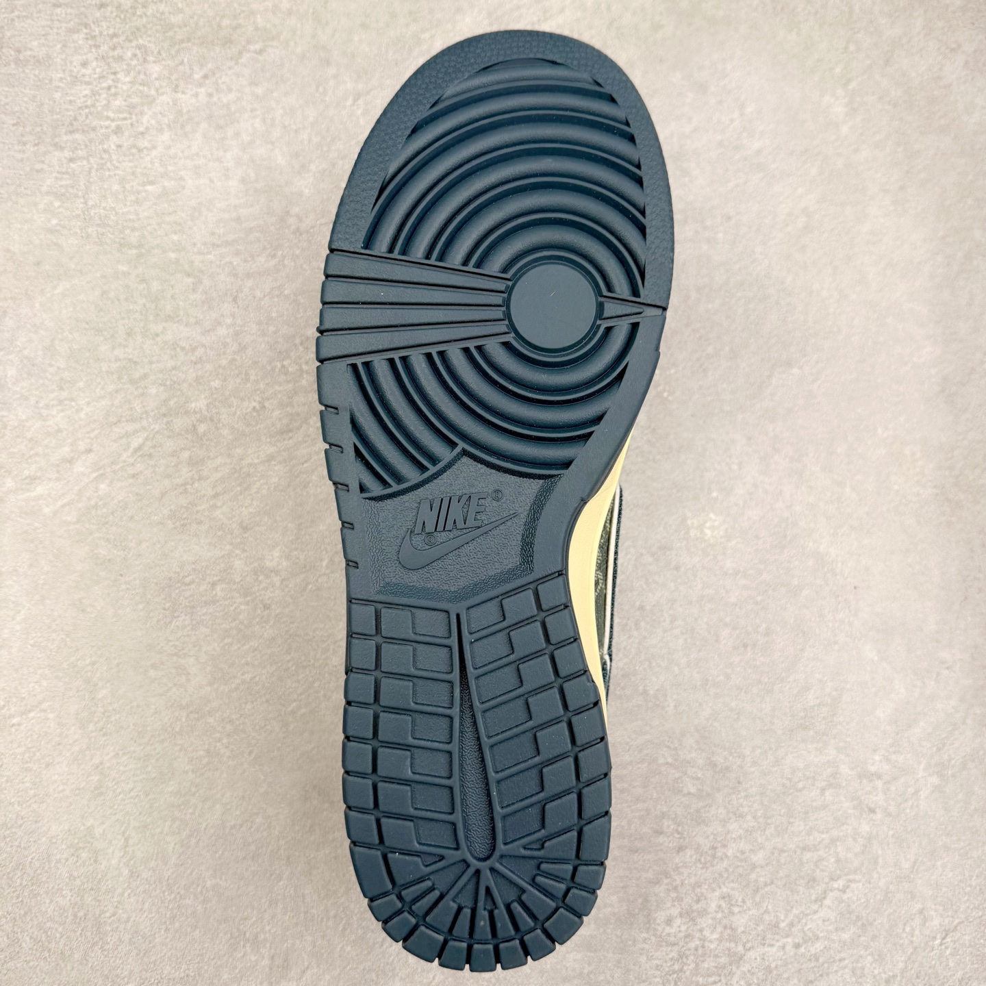 图片[9]-NK Dunk Low 定制配色 SC0601-454 大厂出品 极力推荐 原装头层材料 独家版型蒸餾加工帶來的是更好的视觉和脚感体验大厂纯原品质出货 清洁度 电绣工艺 皮料切割干净无任何毛边 细节完美 实拍调校N版已经零色差零失真 百分百还原实物色彩所见即所得 不存在货不对板色差等低级问题 选购参考实物拍摄 不混卖不参货 只用心做好货严格选品 承诺混一赔十 尺码：36 36.5 37.5 38 38.5 39 40 40.5 41 42 42.5 43 44 44.5 45-选品中心