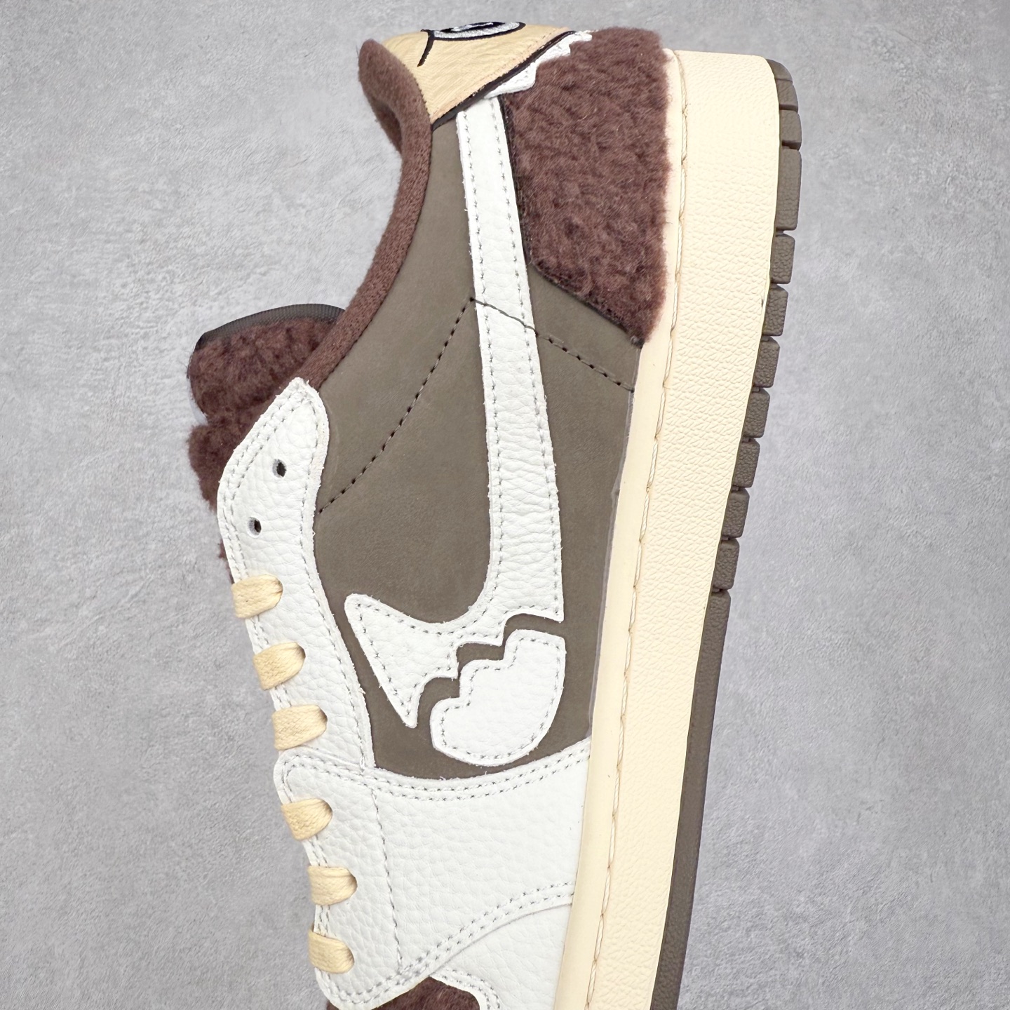 图片[7]-TS x Air Jordan AJ1 Low 倒钩低帮联名定制配色 XS7089-605 原厂内置气垫魔块 A模大底 头层小牛皮 鞋舌AJ原厂专用牛津布+AJ专用反口珍珠布+原厂无杂质高弹内里海棉+特殊封边弹力鞋带 实拍调校N版已经零色差零失真 百分百还原实物色彩所见即所得 不存在货不对板色差等低级问题 选购参考实物拍摄 不混卖不参货 只用心做好货严格选品 承诺混一赔十 尺码：36 36.5 37.5 38 38.5 39 40 40.5 41 42 42.5 43 44 44.5 45-选品中心