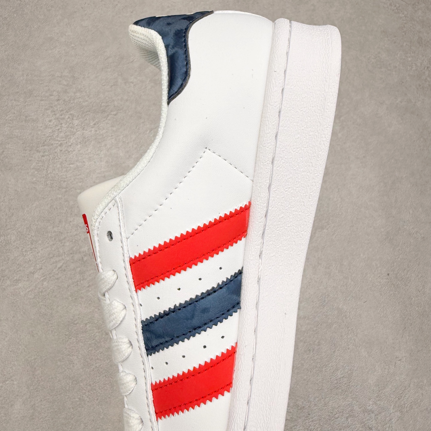 图片[7]-＃C2 AD Originals Superstar 经典复古贝壳头板鞋 BZ2536 诞生于1969年 是第一双将全皮面鞋 身与橡胶鞋头结合在一起的低帮篮球鞋 Superstar最开始 是作为高帮篮球鞋Pro Model的低帮版本而出现的 但因为其独特和醒目的橡胶鞋头造型而让大家熟知 被大家形象地称为\\\”shelltoe\\\”贝壳头 在70年代的美国职业篮球场上 接近3/4的NBA球员都将这双Superstar作为场上用鞋 80年代之后 经过不断的改良和发展 Superstar逐渐成为横跨时装、音乐、街头文化、休闲和运动等各大领域的时尚潮鞋 尺码：36 36.5 37 38 38.5 39 40 40.5 41 42 42.5 43 44 44.5 45-选品中心