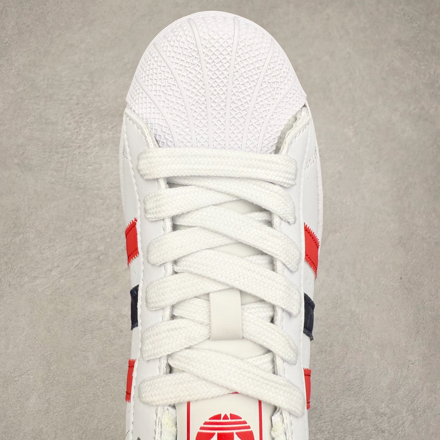 图片[4]-＃C2 AD Originals Superstar 经典复古贝壳头板鞋 BZ2536 诞生于1969年 是第一双将全皮面鞋 身与橡胶鞋头结合在一起的低帮篮球鞋 Superstar最开始 是作为高帮篮球鞋Pro Model的低帮版本而出现的 但因为其独特和醒目的橡胶鞋头造型而让大家熟知 被大家形象地称为\\\”shelltoe\\\”贝壳头 在70年代的美国职业篮球场上 接近3/4的NBA球员都将这双Superstar作为场上用鞋 80年代之后 经过不断的改良和发展 Superstar逐渐成为横跨时装、音乐、街头文化、休闲和运动等各大领域的时尚潮鞋 尺码：36 36.5 37 38 38.5 39 40 40.5 41 42 42.5 43 44 44.5 45-选品中心