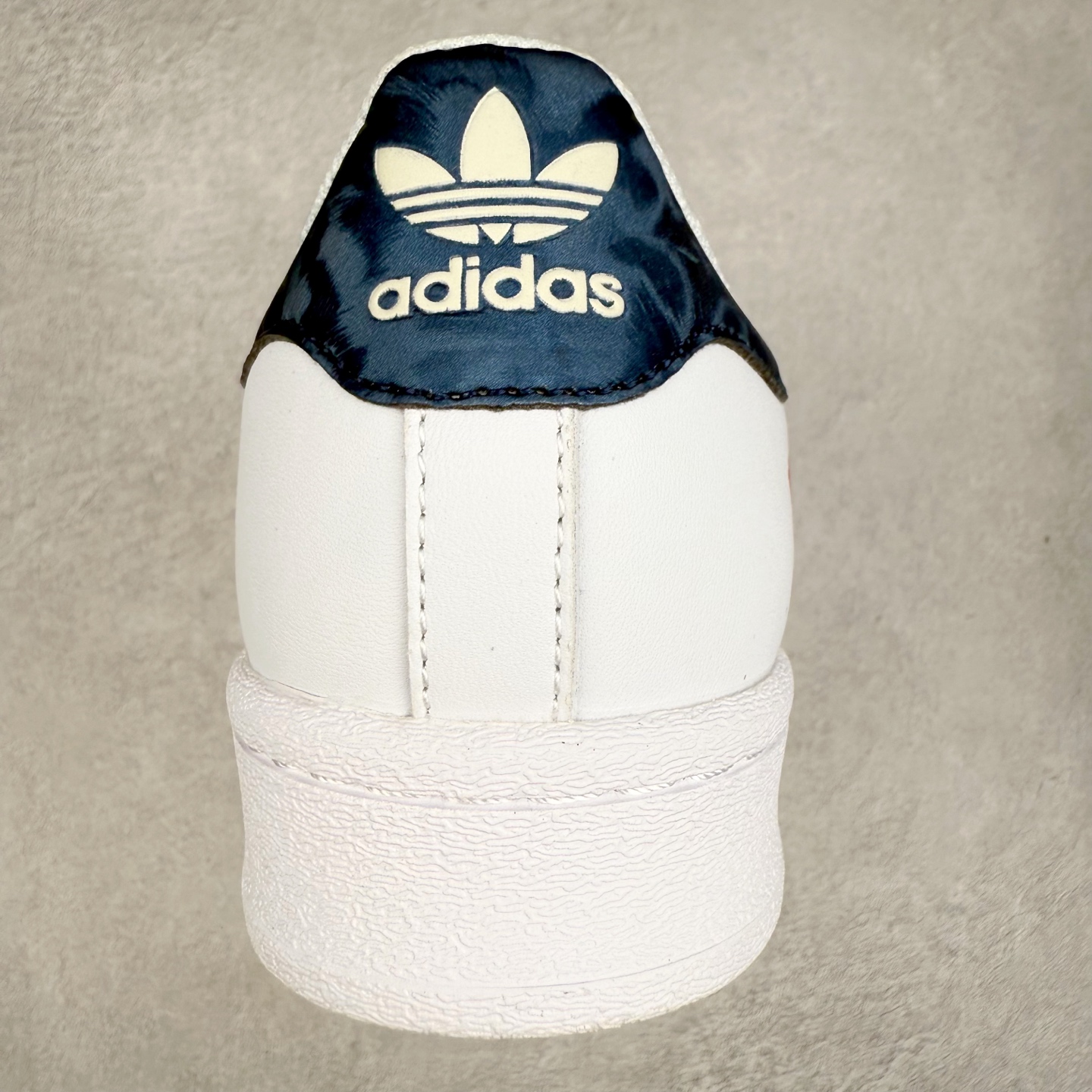 图片[8]-＃C2 AD Originals Superstar 经典复古贝壳头板鞋 BZ2536 诞生于1969年 是第一双将全皮面鞋 身与橡胶鞋头结合在一起的低帮篮球鞋 Superstar最开始 是作为高帮篮球鞋Pro Model的低帮版本而出现的 但因为其独特和醒目的橡胶鞋头造型而让大家熟知 被大家形象地称为\\\”shelltoe\\\”贝壳头 在70年代的美国职业篮球场上 接近3/4的NBA球员都将这双Superstar作为场上用鞋 80年代之后 经过不断的改良和发展 Superstar逐渐成为横跨时装、音乐、街头文化、休闲和运动等各大领域的时尚潮鞋 尺码：36 36.5 37 38 38.5 39 40 40.5 41 42 42.5 43 44 44.5 45-选品中心