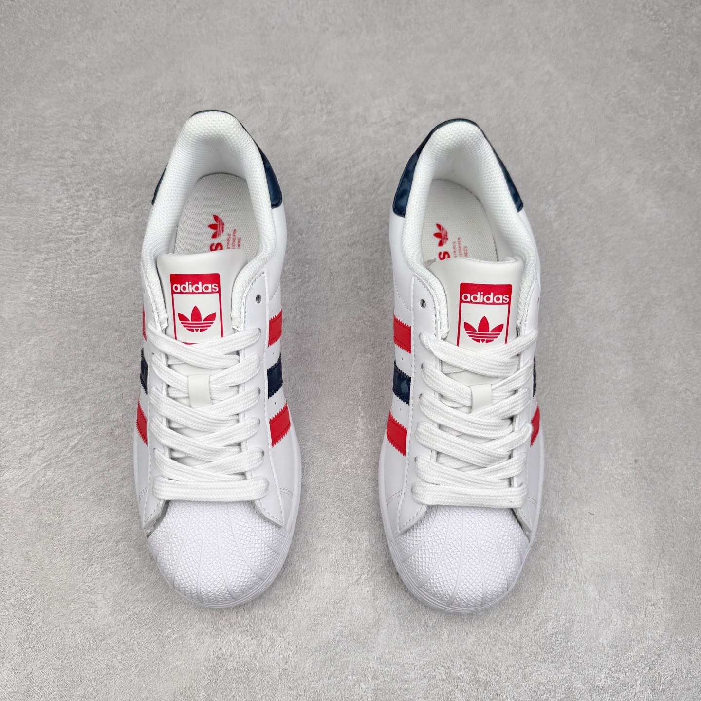 图片[2]-＃C2 AD Originals Superstar 经典复古贝壳头板鞋 BZ2536 诞生于1969年 是第一双将全皮面鞋 身与橡胶鞋头结合在一起的低帮篮球鞋 Superstar最开始 是作为高帮篮球鞋Pro Model的低帮版本而出现的 但因为其独特和醒目的橡胶鞋头造型而让大家熟知 被大家形象地称为\\\”shelltoe\\\”贝壳头 在70年代的美国职业篮球场上 接近3/4的NBA球员都将这双Superstar作为场上用鞋 80年代之后 经过不断的改良和发展 Superstar逐渐成为横跨时装、音乐、街头文化、休闲和运动等各大领域的时尚潮鞋 尺码：36 36.5 37 38 38.5 39 40 40.5 41 42 42.5 43 44 44.5 45-选品中心