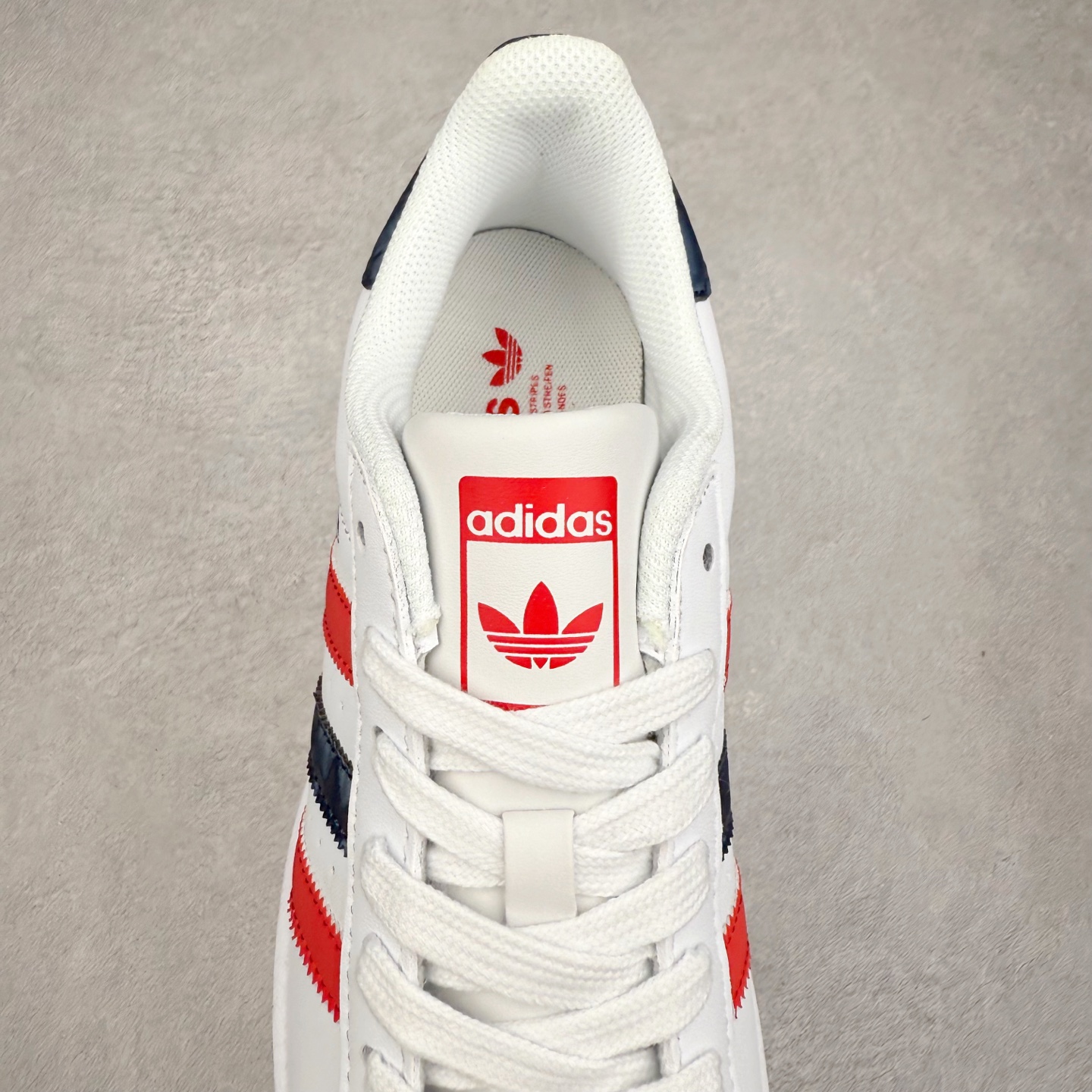 图片[5]-＃C2 AD Originals Superstar 经典复古贝壳头板鞋 BZ2536 诞生于1969年 是第一双将全皮面鞋 身与橡胶鞋头结合在一起的低帮篮球鞋 Superstar最开始 是作为高帮篮球鞋Pro Model的低帮版本而出现的 但因为其独特和醒目的橡胶鞋头造型而让大家熟知 被大家形象地称为\\\”shelltoe\\\”贝壳头 在70年代的美国职业篮球场上 接近3/4的NBA球员都将这双Superstar作为场上用鞋 80年代之后 经过不断的改良和发展 Superstar逐渐成为横跨时装、音乐、街头文化、休闲和运动等各大领域的时尚潮鞋 尺码：36 36.5 37 38 38.5 39 40 40.5 41 42 42.5 43 44 44.5 45-选品中心