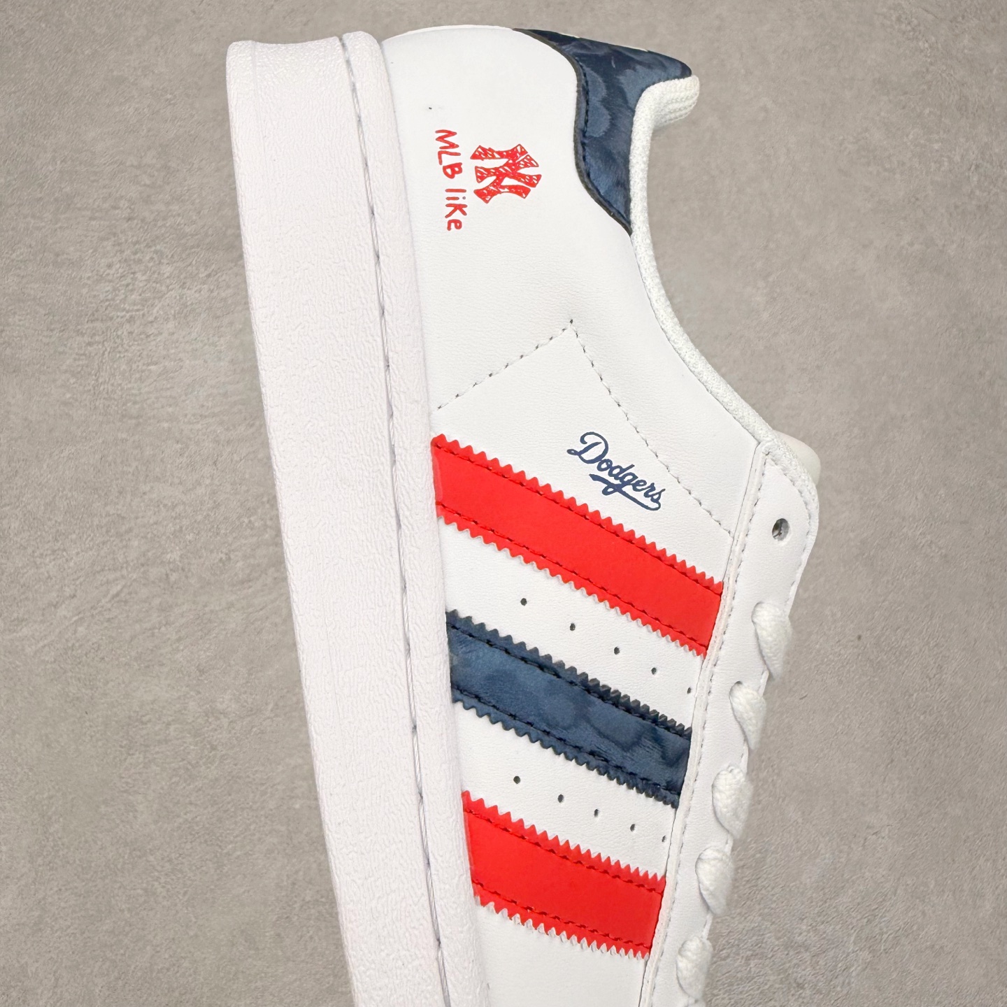 图片[6]-＃C2 AD Originals Superstar 经典复古贝壳头板鞋 BZ2536 诞生于1969年 是第一双将全皮面鞋 身与橡胶鞋头结合在一起的低帮篮球鞋 Superstar最开始 是作为高帮篮球鞋Pro Model的低帮版本而出现的 但因为其独特和醒目的橡胶鞋头造型而让大家熟知 被大家形象地称为\\\”shelltoe\\\”贝壳头 在70年代的美国职业篮球场上 接近3/4的NBA球员都将这双Superstar作为场上用鞋 80年代之后 经过不断的改良和发展 Superstar逐渐成为横跨时装、音乐、街头文化、休闲和运动等各大领域的时尚潮鞋 尺码：36 36.5 37 38 38.5 39 40 40.5 41 42 42.5 43 44 44.5 45-选品中心