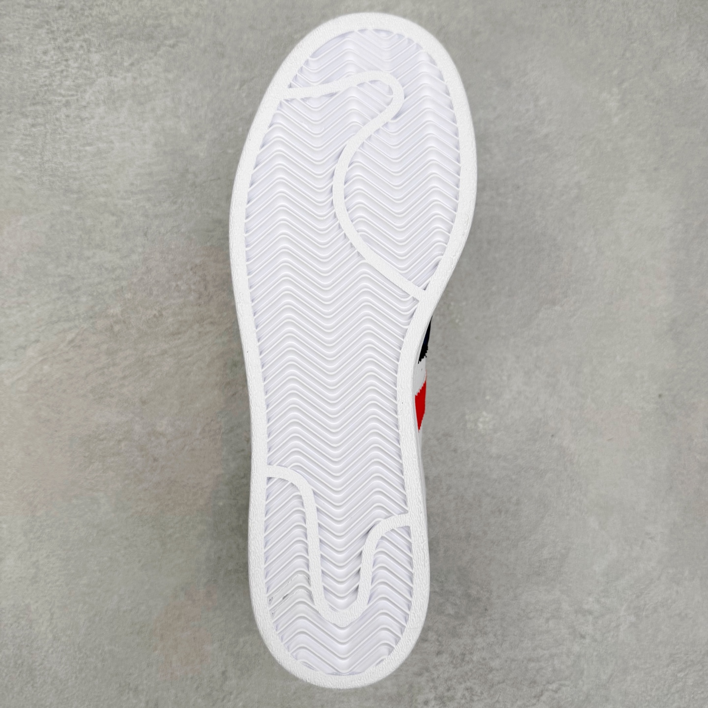 图片[9]-＃C2 AD Originals Superstar 经典复古贝壳头板鞋 BZ2536 诞生于1969年 是第一双将全皮面鞋 身与橡胶鞋头结合在一起的低帮篮球鞋 Superstar最开始 是作为高帮篮球鞋Pro Model的低帮版本而出现的 但因为其独特和醒目的橡胶鞋头造型而让大家熟知 被大家形象地称为\\\”shelltoe\\\”贝壳头 在70年代的美国职业篮球场上 接近3/4的NBA球员都将这双Superstar作为场上用鞋 80年代之后 经过不断的改良和发展 Superstar逐渐成为横跨时装、音乐、街头文化、休闲和运动等各大领域的时尚潮鞋 尺码：36 36.5 37 38 38.5 39 40 40.5 41 42 42.5 43 44 44.5 45-选品中心