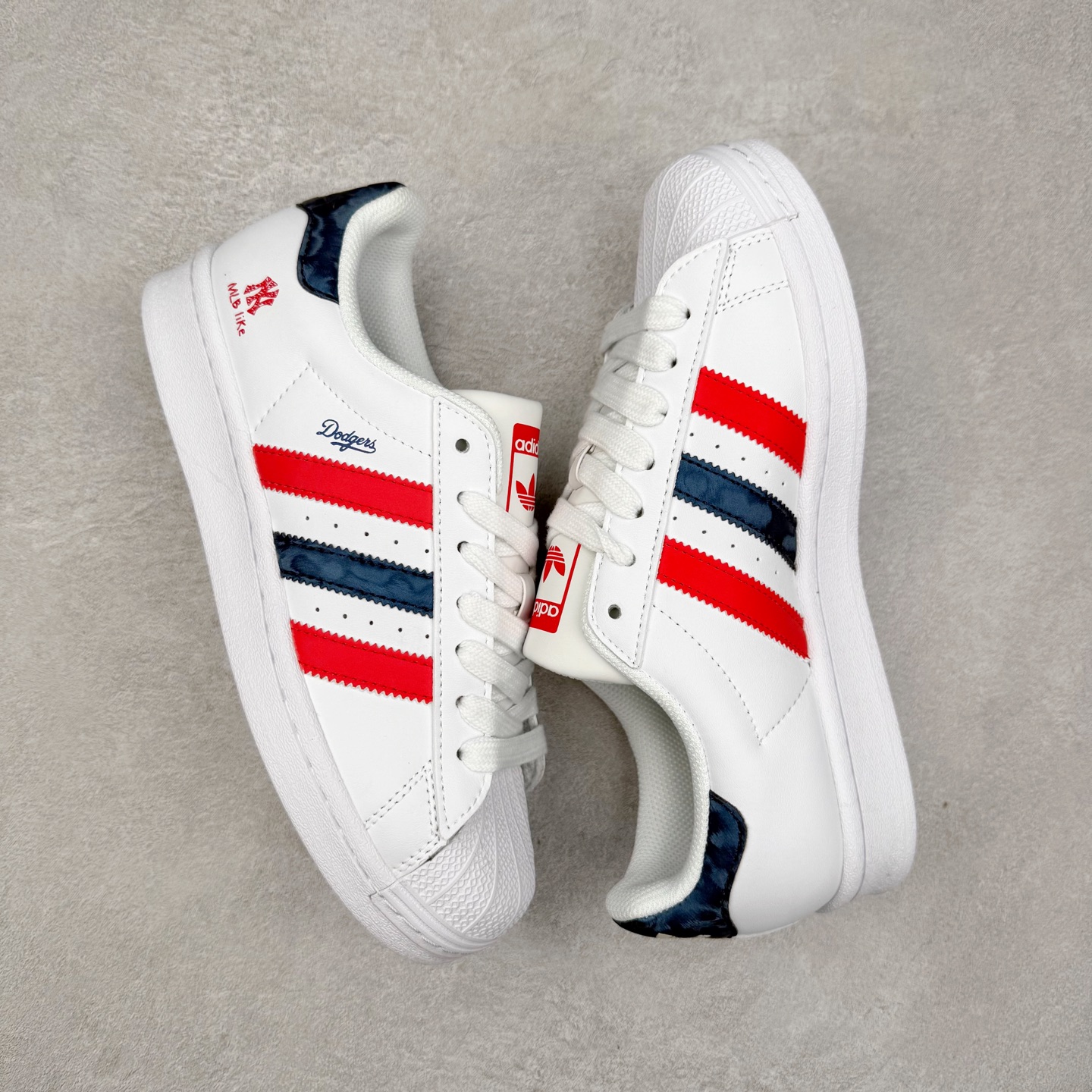 图片[3]-＃C2 AD Originals Superstar 经典复古贝壳头板鞋 BZ2536 诞生于1969年 是第一双将全皮面鞋 身与橡胶鞋头结合在一起的低帮篮球鞋 Superstar最开始 是作为高帮篮球鞋Pro Model的低帮版本而出现的 但因为其独特和醒目的橡胶鞋头造型而让大家熟知 被大家形象地称为\\\”shelltoe\\\”贝壳头 在70年代的美国职业篮球场上 接近3/4的NBA球员都将这双Superstar作为场上用鞋 80年代之后 经过不断的改良和发展 Superstar逐渐成为横跨时装、音乐、街头文化、休闲和运动等各大领域的时尚潮鞋 尺码：36 36.5 37 38 38.5 39 40 40.5 41 42 42.5 43 44 44.5 45-选品中心