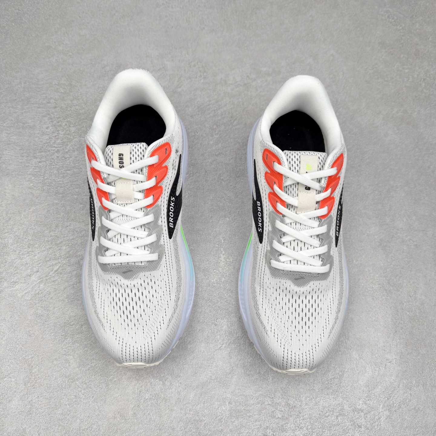 图片[2]-Brooks布鲁克斯 Ghost 17 马拉松舒适百搭防滑耐磨低帮跑步鞋 Brooks 四大跑鞋之一 百年品牌 跑鞋从外形上基本就能判断这是一款速度跑鞋 简洁干练的外形结构和极强的运动流线型看着非常有速度感 上脚的第一感觉是非常轻 美码9码的鞋单只206g不到 从个人偏好来说 200g左右的竞速鞋最具安全感 鞋面采用单层网布 很薄 前掌使用了大量开放式网眼 排气直接快速 透气性上乘 鞋舌也是轻量化设计 仅为一层麂皮 和脚背完美贴合 鞋舌中央有个防偏穿孔 从实际穿着来看 通常鞋舌都是外偏 如果是防偏穿孔位于中心 防偏效果其实并不十分有效 如果采用趋外侧的偏心设计更有效 鞋帮泡棉填充量不大 但非常紧凑 贴合舒适 包裹稳固 内置硬质TPU保证必要的稳定性 跑鞋中底采用的是DNA FLASH科技材料 DNA FLASH中底科技 是Brooks第一款将氮气注入中底的创新科技 主要原理是借助“超临界流体”发泡技术 将液态氮稳定的转化为气态氮 并使其均匀地形成无数紧密贴合的密闭式气囊结构 尺码：36 36.5 37.5 38 38.5 39 40 40.5 41 42 42.5 43 44 44.5 45 46-选品中心