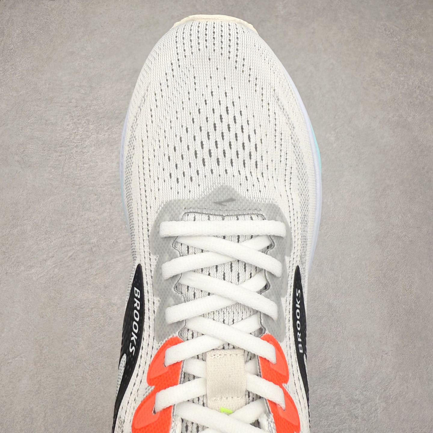 图片[4]-Brooks布鲁克斯 Ghost 17 马拉松舒适百搭防滑耐磨低帮跑步鞋 Brooks 四大跑鞋之一 百年品牌 跑鞋从外形上基本就能判断这是一款速度跑鞋 简洁干练的外形结构和极强的运动流线型看着非常有速度感 上脚的第一感觉是非常轻 美码9码的鞋单只206g不到 从个人偏好来说 200g左右的竞速鞋最具安全感 鞋面采用单层网布 很薄 前掌使用了大量开放式网眼 排气直接快速 透气性上乘 鞋舌也是轻量化设计 仅为一层麂皮 和脚背完美贴合 鞋舌中央有个防偏穿孔 从实际穿着来看 通常鞋舌都是外偏 如果是防偏穿孔位于中心 防偏效果其实并不十分有效 如果采用趋外侧的偏心设计更有效 鞋帮泡棉填充量不大 但非常紧凑 贴合舒适 包裹稳固 内置硬质TPU保证必要的稳定性 跑鞋中底采用的是DNA FLASH科技材料 DNA FLASH中底科技 是Brooks第一款将氮气注入中底的创新科技 主要原理是借助“超临界流体”发泡技术 将液态氮稳定的转化为气态氮 并使其均匀地形成无数紧密贴合的密闭式气囊结构 尺码：36 36.5 37.5 38 38.5 39 40 40.5 41 42 42.5 43 44 44.5 45 46-选品中心