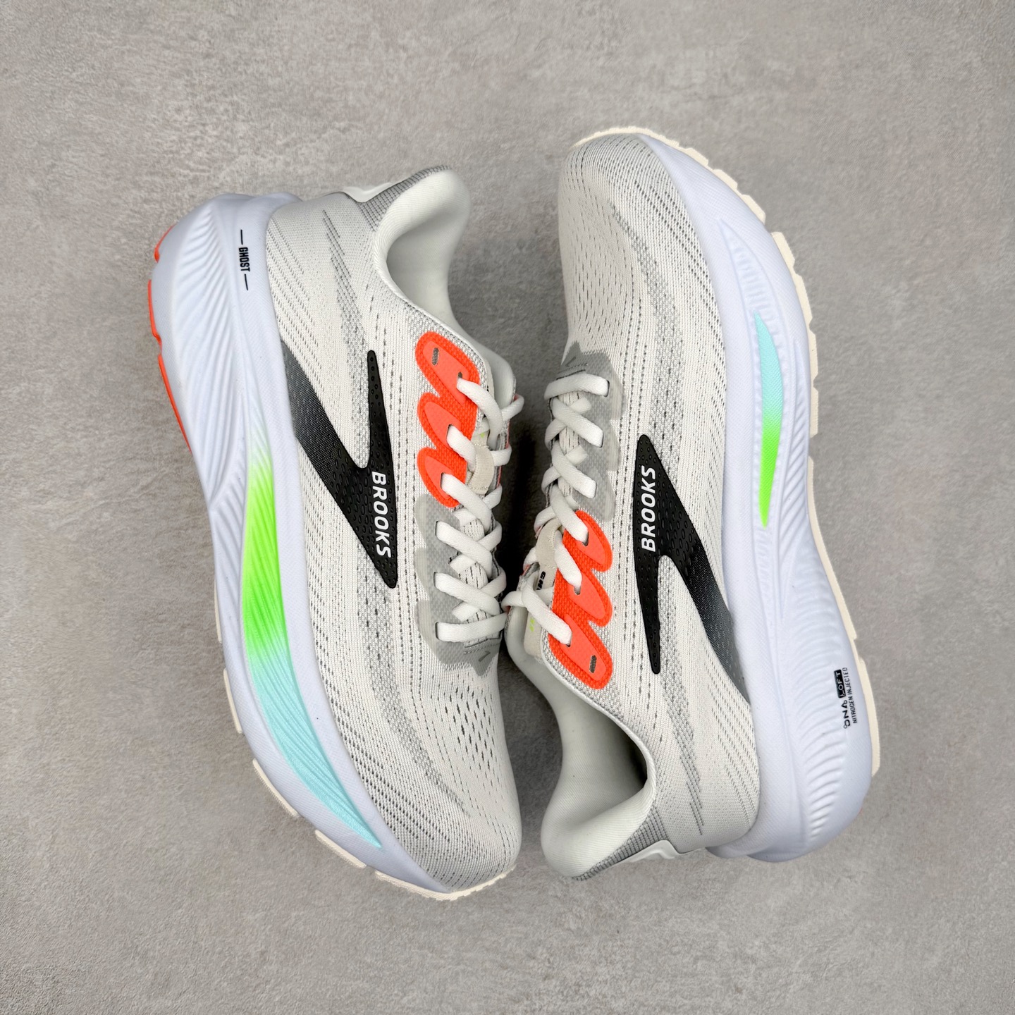 图片[3]-Brooks布鲁克斯 Ghost 17 马拉松舒适百搭防滑耐磨低帮跑步鞋 Brooks 四大跑鞋之一 百年品牌 跑鞋从外形上基本就能判断这是一款速度跑鞋 简洁干练的外形结构和极强的运动流线型看着非常有速度感 上脚的第一感觉是非常轻 美码9码的鞋单只206g不到 从个人偏好来说 200g左右的竞速鞋最具安全感 鞋面采用单层网布 很薄 前掌使用了大量开放式网眼 排气直接快速 透气性上乘 鞋舌也是轻量化设计 仅为一层麂皮 和脚背完美贴合 鞋舌中央有个防偏穿孔 从实际穿着来看 通常鞋舌都是外偏 如果是防偏穿孔位于中心 防偏效果其实并不十分有效 如果采用趋外侧的偏心设计更有效 鞋帮泡棉填充量不大 但非常紧凑 贴合舒适 包裹稳固 内置硬质TPU保证必要的稳定性 跑鞋中底采用的是DNA FLASH科技材料 DNA FLASH中底科技 是Brooks第一款将氮气注入中底的创新科技 主要原理是借助“超临界流体”发泡技术 将液态氮稳定的转化为气态氮 并使其均匀地形成无数紧密贴合的密闭式气囊结构 尺码：36 36.5 37.5 38 38.5 39 40 40.5 41 42 42.5 43 44 44.5 45 46-选品中心