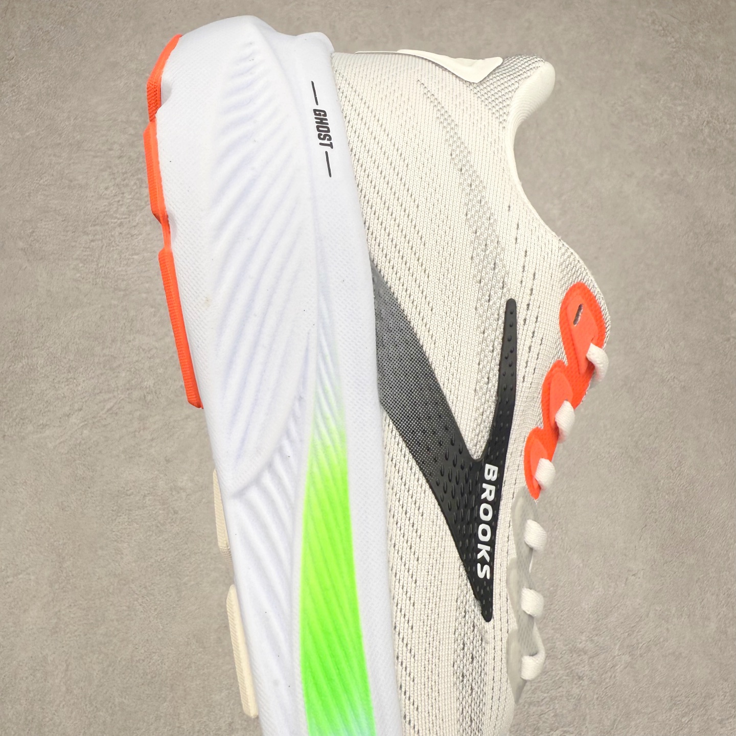 图片[6]-Brooks布鲁克斯 Ghost 17 马拉松舒适百搭防滑耐磨低帮跑步鞋 Brooks 四大跑鞋之一 百年品牌 跑鞋从外形上基本就能判断这是一款速度跑鞋 简洁干练的外形结构和极强的运动流线型看着非常有速度感 上脚的第一感觉是非常轻 美码9码的鞋单只206g不到 从个人偏好来说 200g左右的竞速鞋最具安全感 鞋面采用单层网布 很薄 前掌使用了大量开放式网眼 排气直接快速 透气性上乘 鞋舌也是轻量化设计 仅为一层麂皮 和脚背完美贴合 鞋舌中央有个防偏穿孔 从实际穿着来看 通常鞋舌都是外偏 如果是防偏穿孔位于中心 防偏效果其实并不十分有效 如果采用趋外侧的偏心设计更有效 鞋帮泡棉填充量不大 但非常紧凑 贴合舒适 包裹稳固 内置硬质TPU保证必要的稳定性 跑鞋中底采用的是DNA FLASH科技材料 DNA FLASH中底科技 是Brooks第一款将氮气注入中底的创新科技 主要原理是借助“超临界流体”发泡技术 将液态氮稳定的转化为气态氮 并使其均匀地形成无数紧密贴合的密闭式气囊结构 尺码：36 36.5 37.5 38 38.5 39 40 40.5 41 42 42.5 43 44 44.5 45 46-选品中心