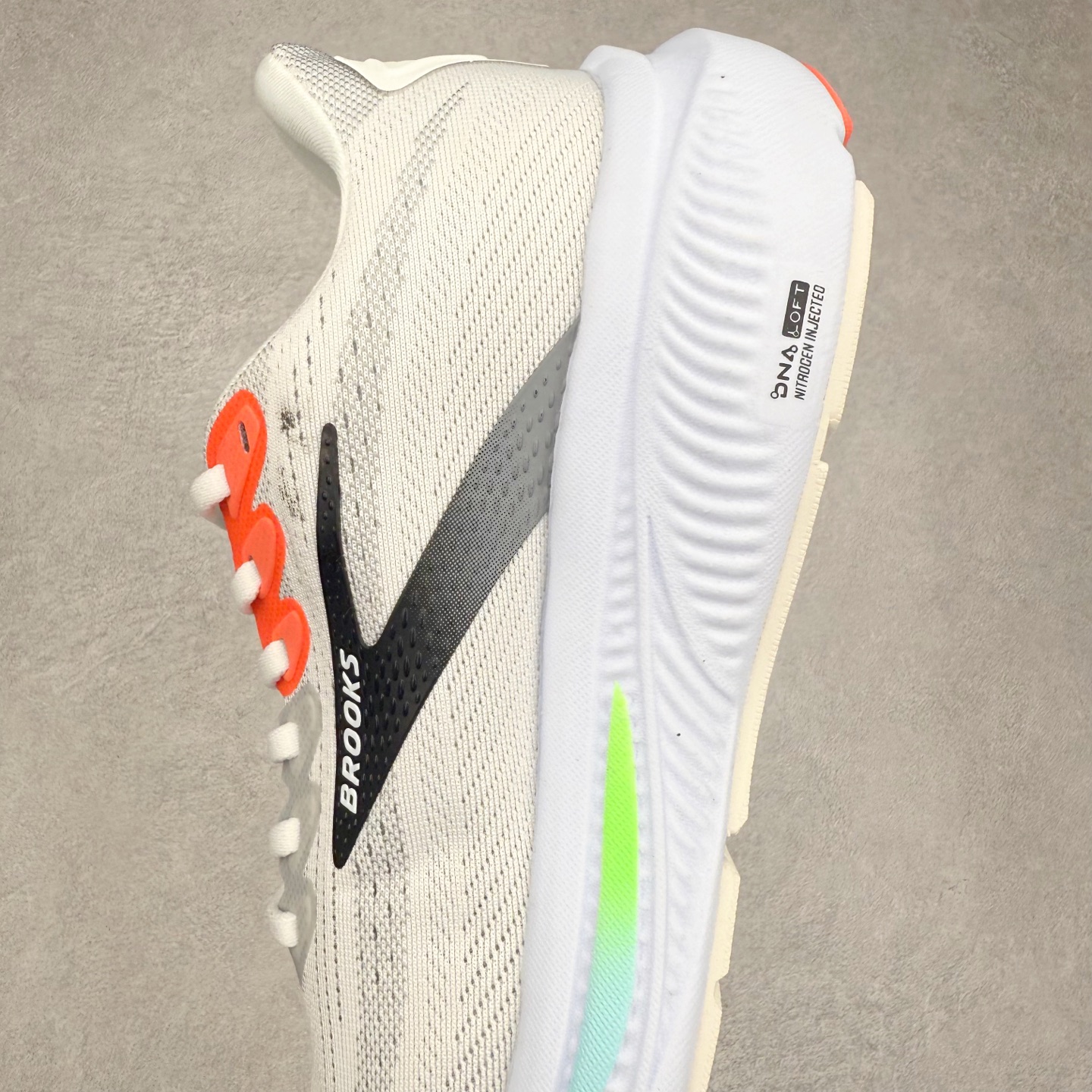 图片[7]-Brooks布鲁克斯 Ghost 17 马拉松舒适百搭防滑耐磨低帮跑步鞋 Brooks 四大跑鞋之一 百年品牌 跑鞋从外形上基本就能判断这是一款速度跑鞋 简洁干练的外形结构和极强的运动流线型看着非常有速度感 上脚的第一感觉是非常轻 美码9码的鞋单只206g不到 从个人偏好来说 200g左右的竞速鞋最具安全感 鞋面采用单层网布 很薄 前掌使用了大量开放式网眼 排气直接快速 透气性上乘 鞋舌也是轻量化设计 仅为一层麂皮 和脚背完美贴合 鞋舌中央有个防偏穿孔 从实际穿着来看 通常鞋舌都是外偏 如果是防偏穿孔位于中心 防偏效果其实并不十分有效 如果采用趋外侧的偏心设计更有效 鞋帮泡棉填充量不大 但非常紧凑 贴合舒适 包裹稳固 内置硬质TPU保证必要的稳定性 跑鞋中底采用的是DNA FLASH科技材料 DNA FLASH中底科技 是Brooks第一款将氮气注入中底的创新科技 主要原理是借助“超临界流体”发泡技术 将液态氮稳定的转化为气态氮 并使其均匀地形成无数紧密贴合的密闭式气囊结构 尺码：36 36.5 37.5 38 38.5 39 40 40.5 41 42 42.5 43 44 44.5 45 46-选品中心