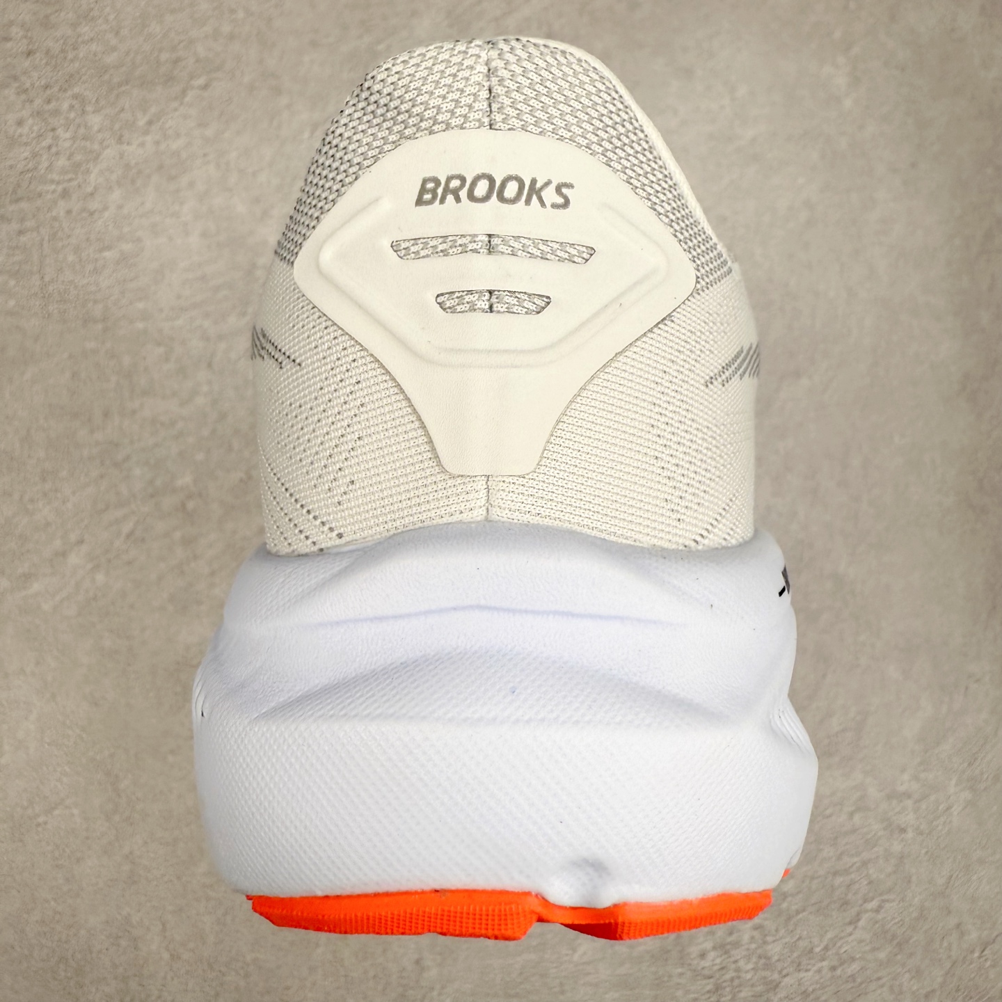 图片[8]-Brooks布鲁克斯 Ghost 17 马拉松舒适百搭防滑耐磨低帮跑步鞋 Brooks 四大跑鞋之一 百年品牌 跑鞋从外形上基本就能判断这是一款速度跑鞋 简洁干练的外形结构和极强的运动流线型看着非常有速度感 上脚的第一感觉是非常轻 美码9码的鞋单只206g不到 从个人偏好来说 200g左右的竞速鞋最具安全感 鞋面采用单层网布 很薄 前掌使用了大量开放式网眼 排气直接快速 透气性上乘 鞋舌也是轻量化设计 仅为一层麂皮 和脚背完美贴合 鞋舌中央有个防偏穿孔 从实际穿着来看 通常鞋舌都是外偏 如果是防偏穿孔位于中心 防偏效果其实并不十分有效 如果采用趋外侧的偏心设计更有效 鞋帮泡棉填充量不大 但非常紧凑 贴合舒适 包裹稳固 内置硬质TPU保证必要的稳定性 跑鞋中底采用的是DNA FLASH科技材料 DNA FLASH中底科技 是Brooks第一款将氮气注入中底的创新科技 主要原理是借助“超临界流体”发泡技术 将液态氮稳定的转化为气态氮 并使其均匀地形成无数紧密贴合的密闭式气囊结构 尺码：36 36.5 37.5 38 38.5 39 40 40.5 41 42 42.5 43 44 44.5 45 46-选品中心