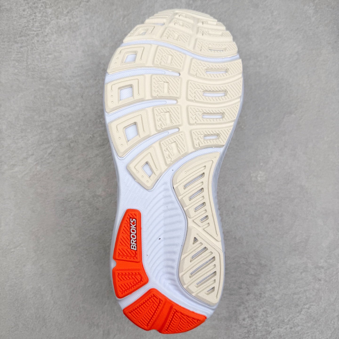 图片[9]-Brooks布鲁克斯 Ghost 17 马拉松舒适百搭防滑耐磨低帮跑步鞋 Brooks 四大跑鞋之一 百年品牌 跑鞋从外形上基本就能判断这是一款速度跑鞋 简洁干练的外形结构和极强的运动流线型看着非常有速度感 上脚的第一感觉是非常轻 美码9码的鞋单只206g不到 从个人偏好来说 200g左右的竞速鞋最具安全感 鞋面采用单层网布 很薄 前掌使用了大量开放式网眼 排气直接快速 透气性上乘 鞋舌也是轻量化设计 仅为一层麂皮 和脚背完美贴合 鞋舌中央有个防偏穿孔 从实际穿着来看 通常鞋舌都是外偏 如果是防偏穿孔位于中心 防偏效果其实并不十分有效 如果采用趋外侧的偏心设计更有效 鞋帮泡棉填充量不大 但非常紧凑 贴合舒适 包裹稳固 内置硬质TPU保证必要的稳定性 跑鞋中底采用的是DNA FLASH科技材料 DNA FLASH中底科技 是Brooks第一款将氮气注入中底的创新科技 主要原理是借助“超临界流体”发泡技术 将液态氮稳定的转化为气态氮 并使其均匀地形成无数紧密贴合的密闭式气囊结构 尺码：36 36.5 37.5 38 38.5 39 40 40.5 41 42 42.5 43 44 44.5 45 46-选品中心