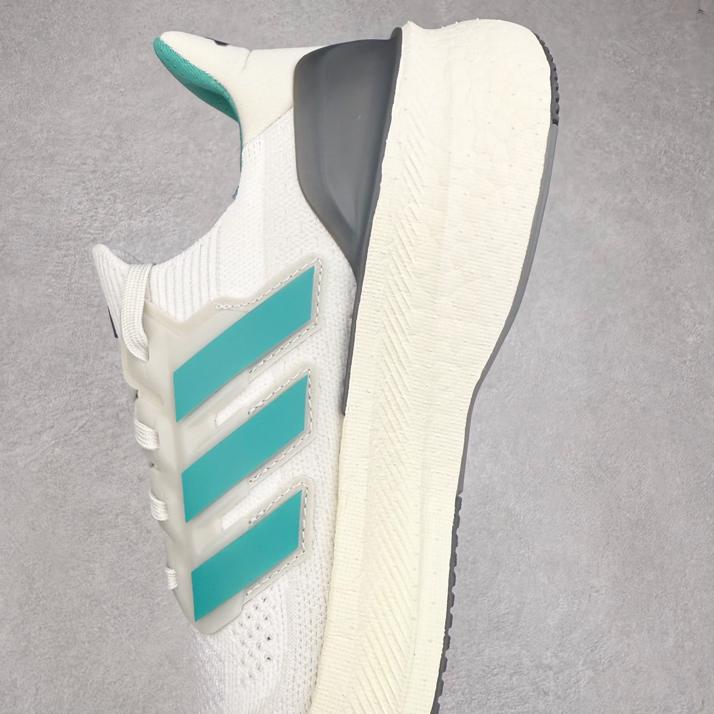 图片[7]-＃纯原 AD Ultra Boost 5X 2025高性能版5X系列UB低帮袜套式针织透气缓震休闲运动慢跑鞋 JQ2903 全新Ultraboost 5X官宣，颠覆以往，迎来该系列自2015年首次亮相最大一次革新！从鞋面到中底配置都有新的突破，跟着小编一同探究“阿迪UB有史以来最大升级”！Ultraboost 5X革新中底配置，采用LightBoost V2泡沫，与Ultraboost Light相比，前掌能量反馈增加2%。与此同时“加厚不增重”，中底相较于上一代更轻，让跑者每一次迈步都能得到更柔软、更澎湃的能量反馈。搭配X形“Torsion System”扭转系统，助力跑者从落地到脚趾离地过程的平稳过渡。Ultraboost 5X升级中足锁定性能，革新Mono Primeknit自适应鞋面配置，搭配轻质无笼鞋面结构，更加贴合跑者脚部。大底由Continental™橡胶制成，更耐磨，抓地力更出色。Adidas全新推出ULTRABOOST 5X，专注日常跑步，适用于任何级别的跑者，无距离门槛限制。兼具有氧跑、中短距离慢跑、节奏跑、间歇跑、日常通勤等各种场景，ULTRABOOST 5X都能给你带来优质的跑步体验。尺码：39⅓ 40 40⅔ 41⅓ 42 42⅔ 43⅓ 44 44⅔ 45 46 47⅔ 48-选品中心